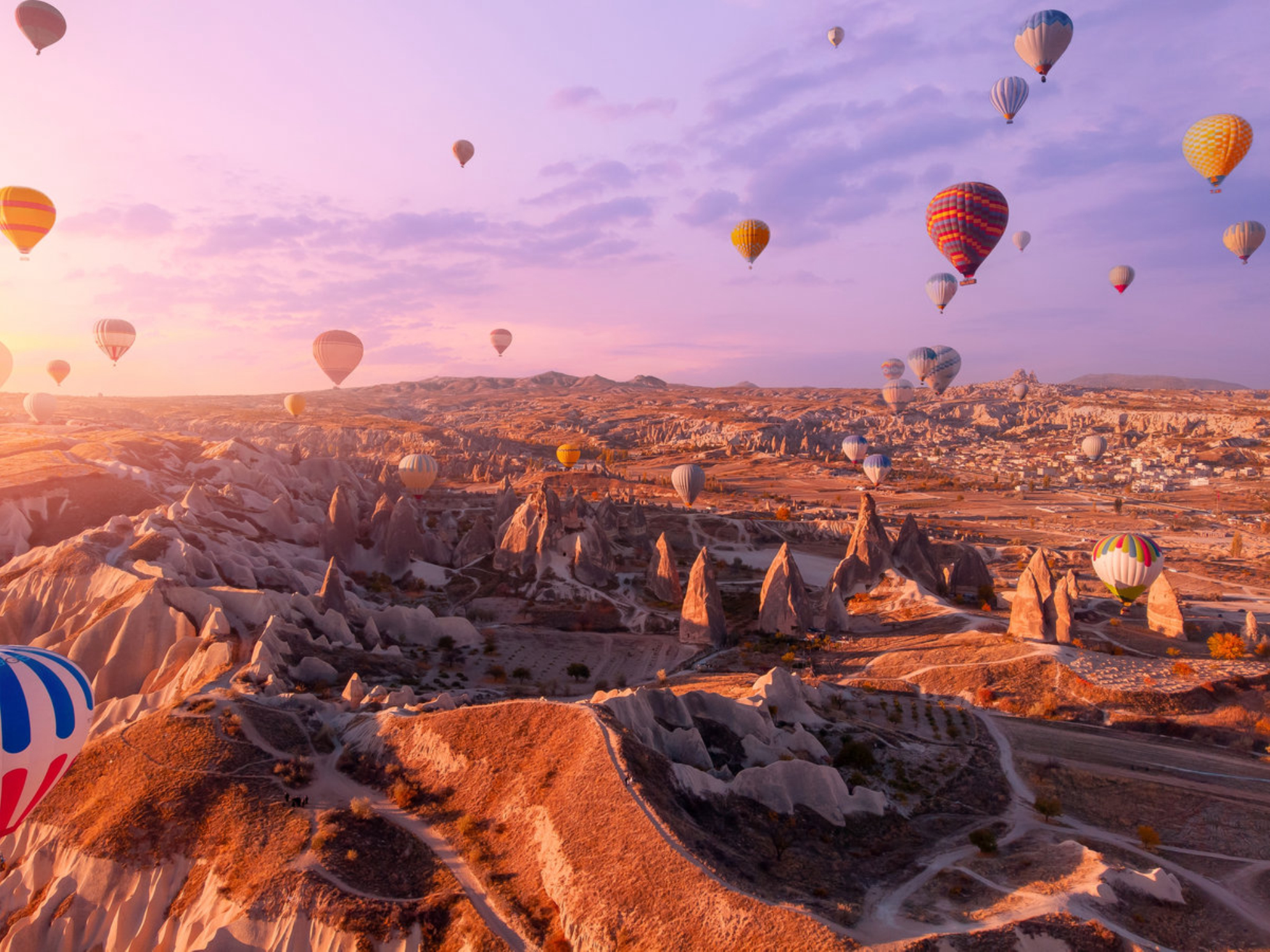 Плюсы − теплое море на юге, богатая культура, доступные цены; минусы − прохладно в центральных и северных регионах, возможны дожди. Источник: shutterstock.com