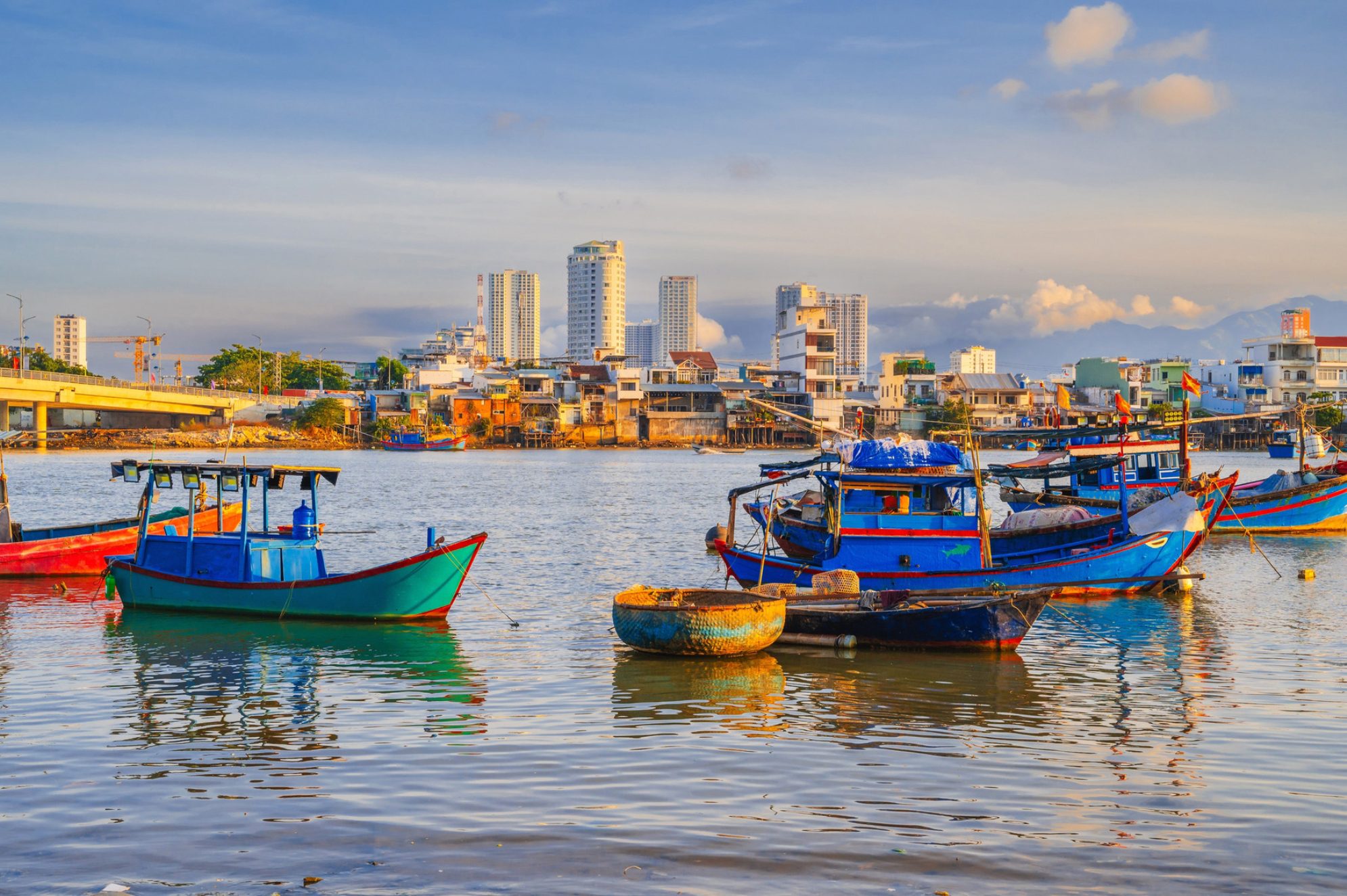 Традиционные вьетнамские рыбацкие лодки, корабли и суда в рыболовном морском порту Винь Труонг на берегу моря в Нячанге. Источник: Shutterstock