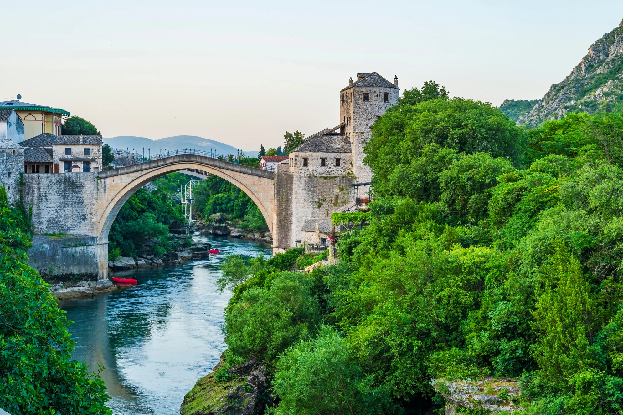 Вид на знаменитый Старый мост и реку Неретву в Мостаре, Босния и Герцеговина. Источник: Shutterstock