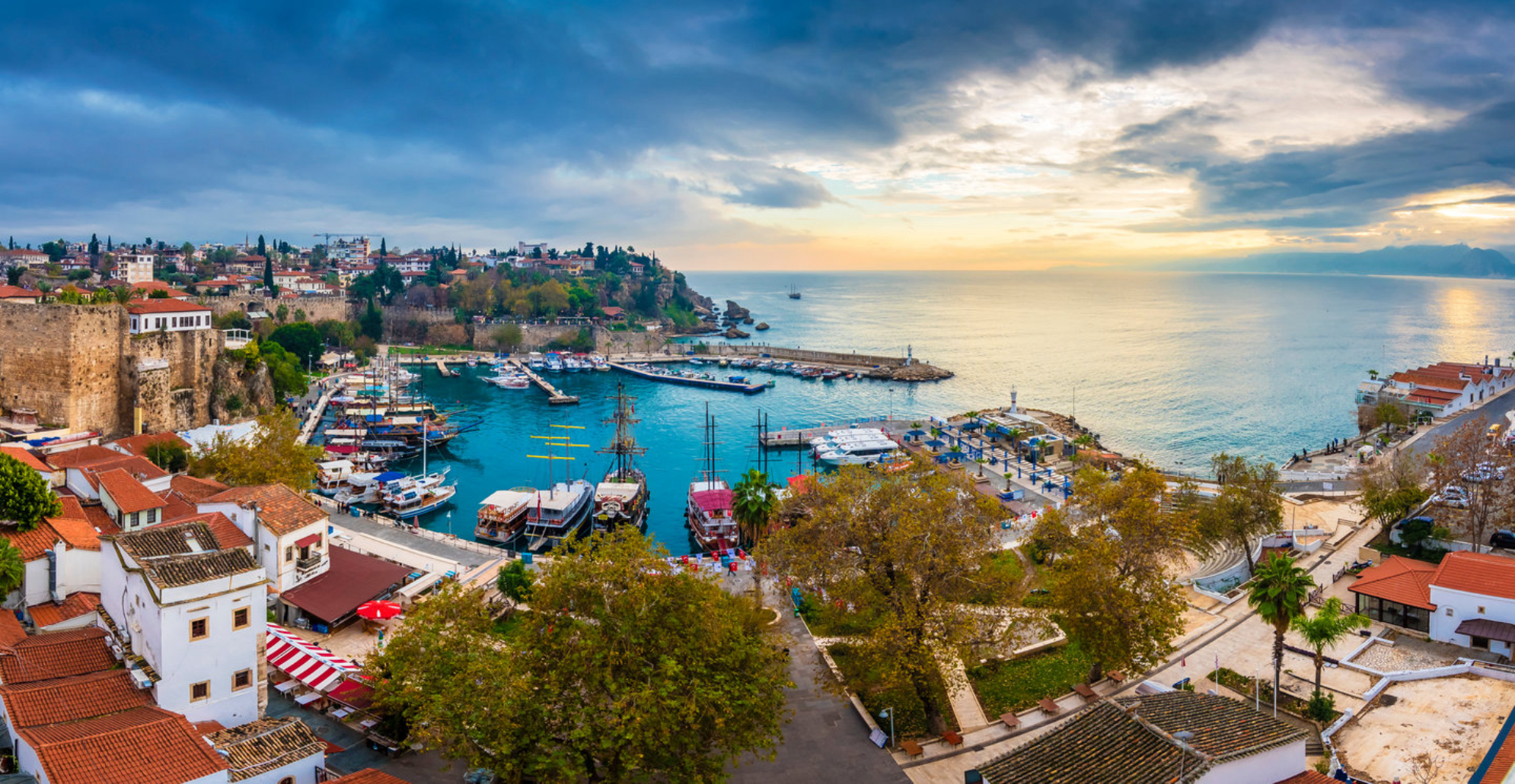 Анталия в декабре комфортна для длительных прогулок. shutterstock.com