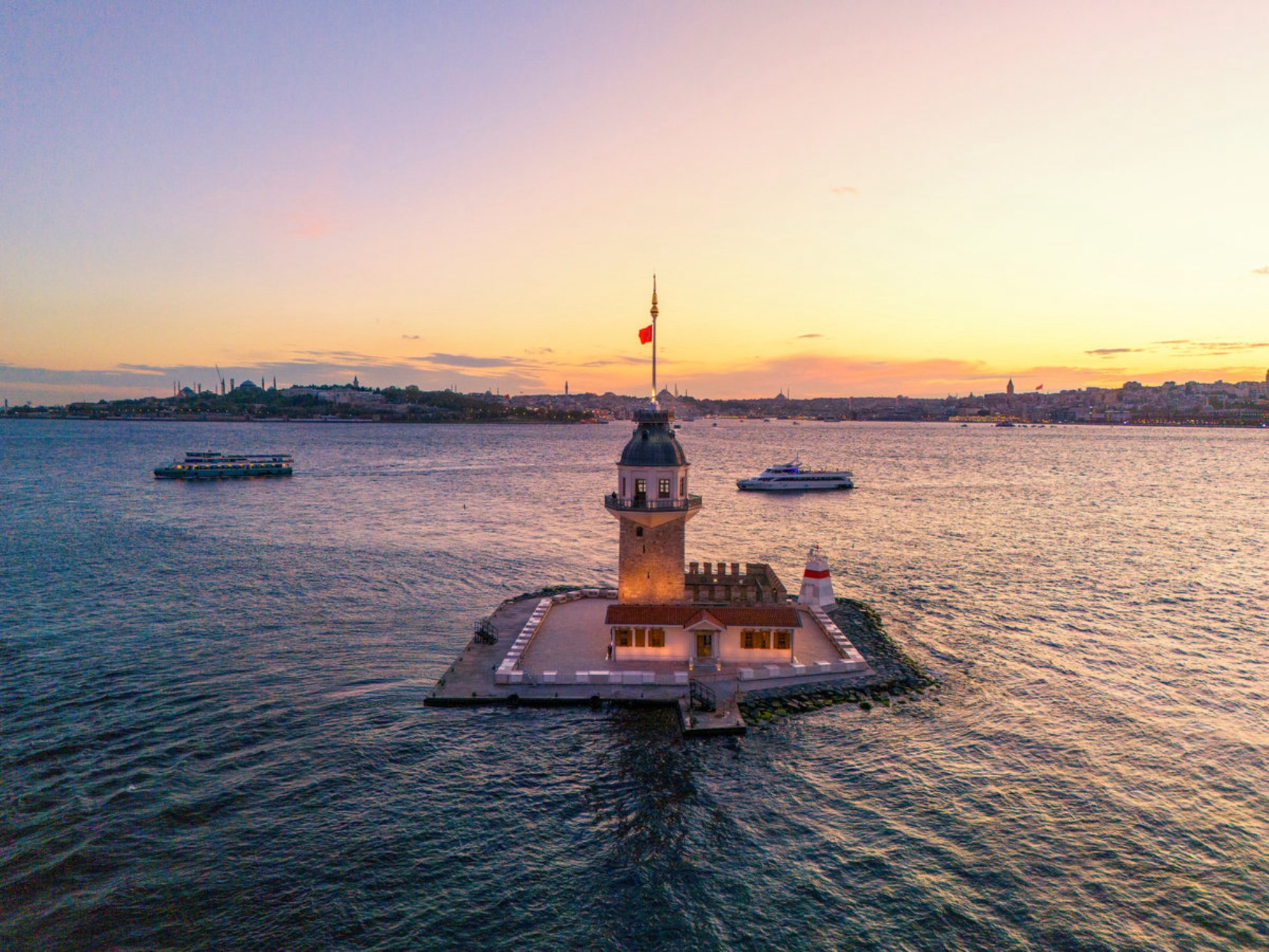 Романтика на волнах Босфора. shutterstock.com