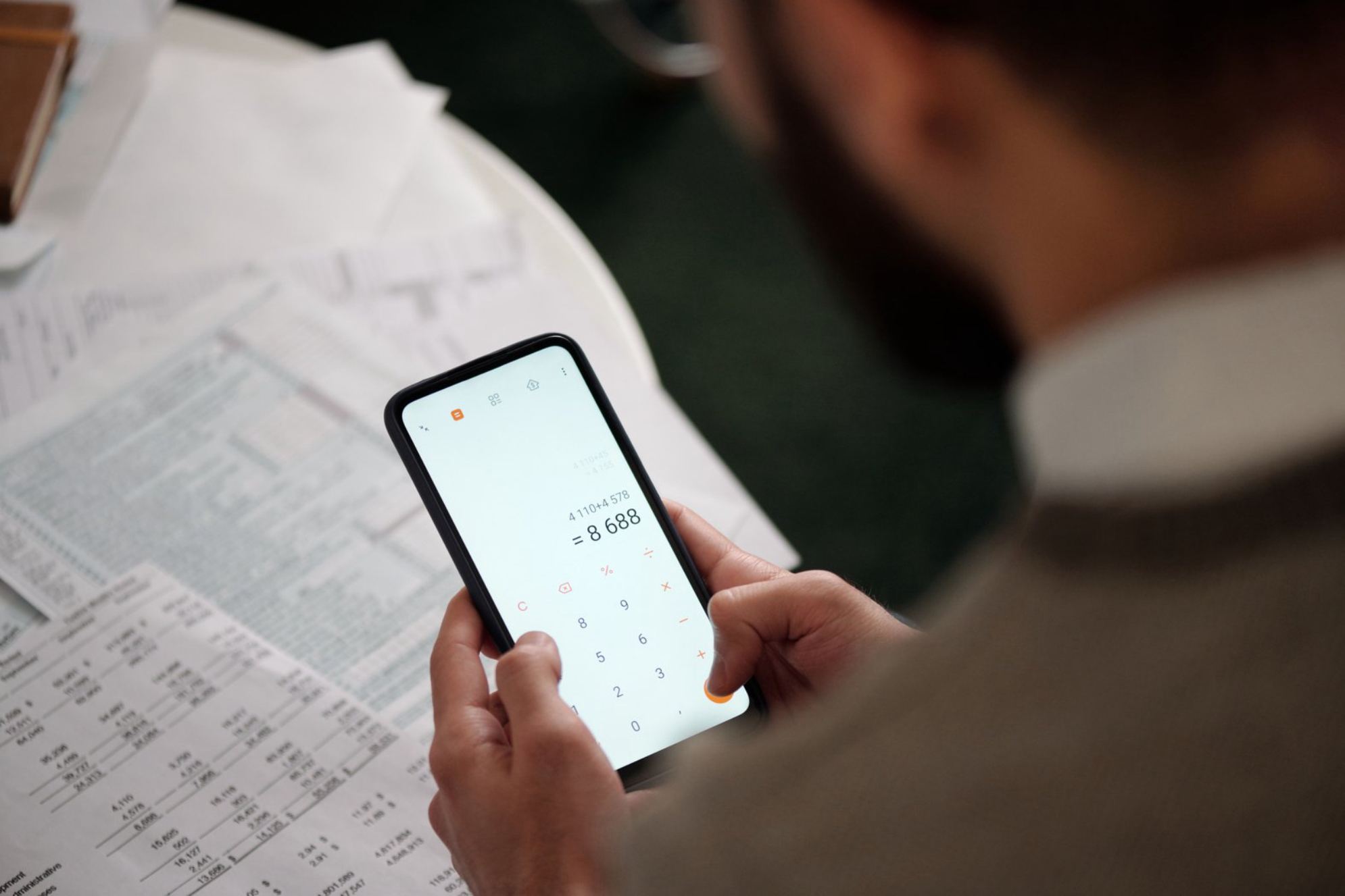 Используйте финансовые приложения в телефоне для подсчета затрат.Источник фото: ru.freepik.comАвтор: Designed by Freepik