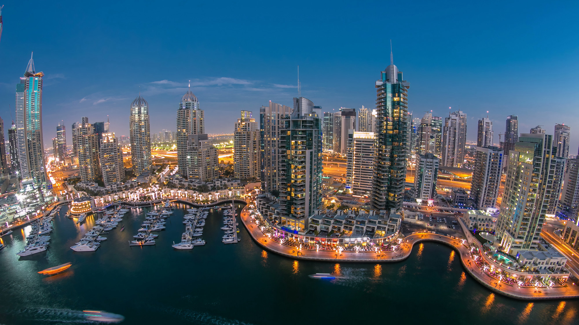 Вид с воздуха на набережную и канал Dubai Marina с яхтами и лодками после заката в Дубае, ОАЭ. Источник: Shutterstock