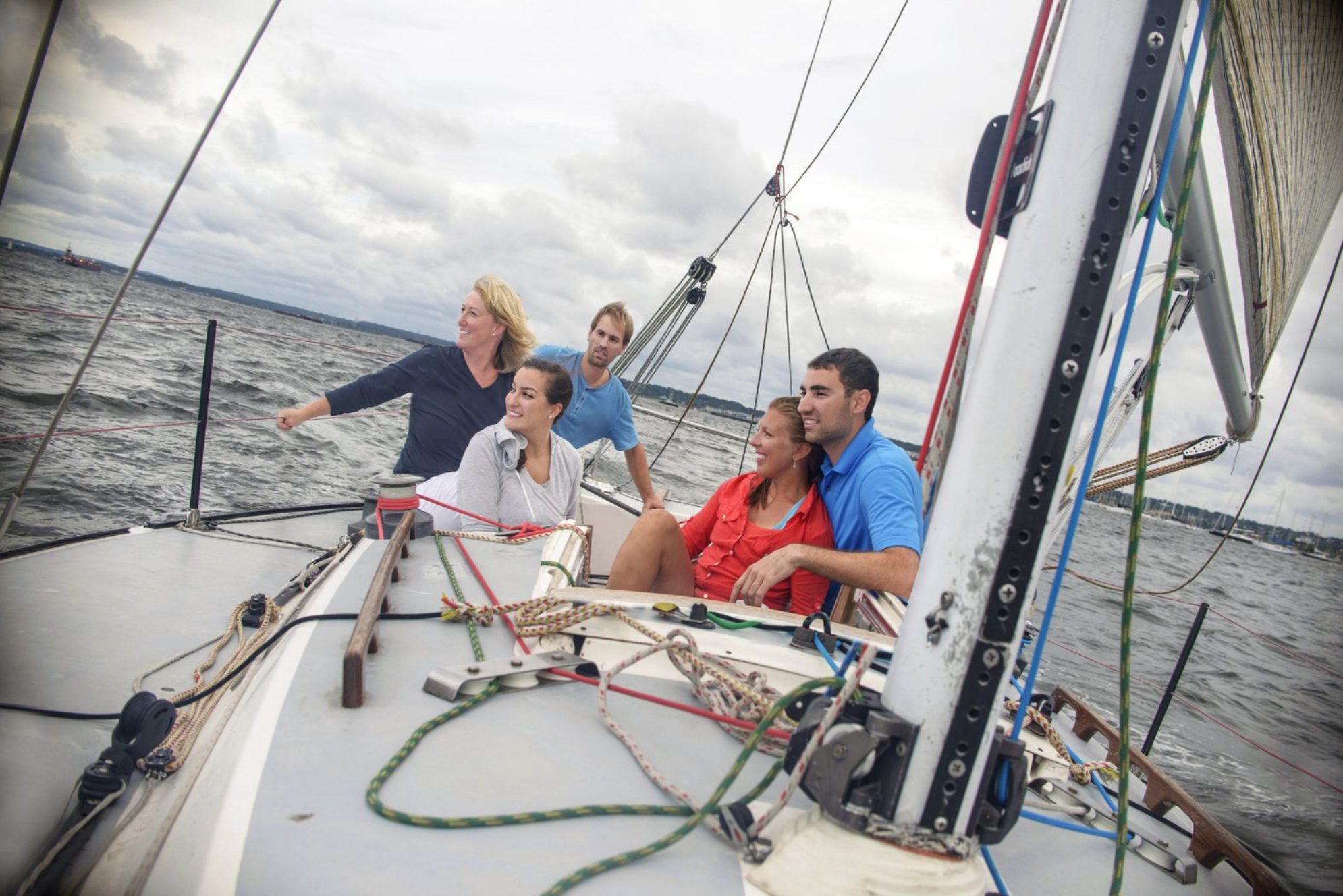 Семейный отдых на парусной лодке. Источник фото: elements.envato.com