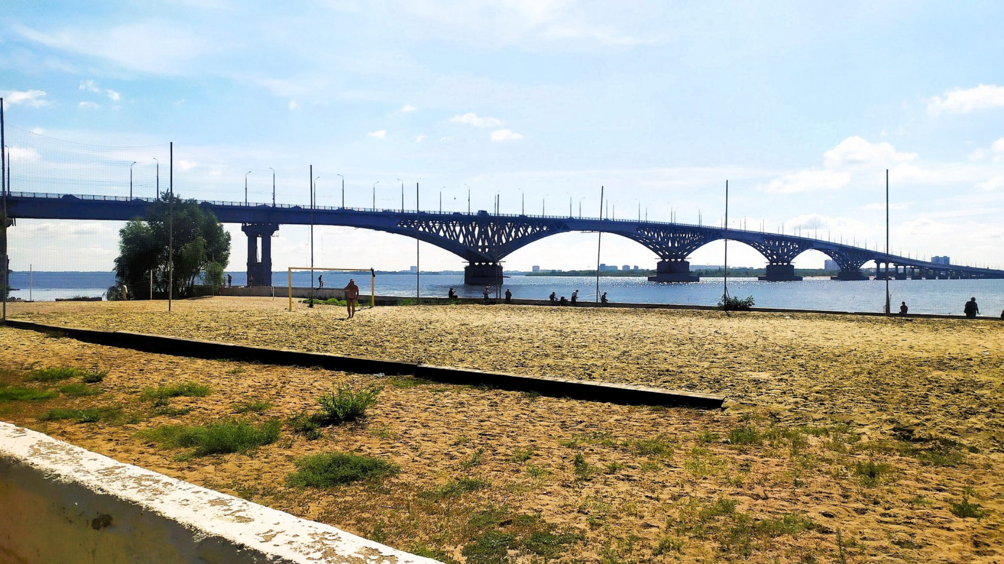 Пляж у моста, Саратов. Автор фото: Л.Федорова