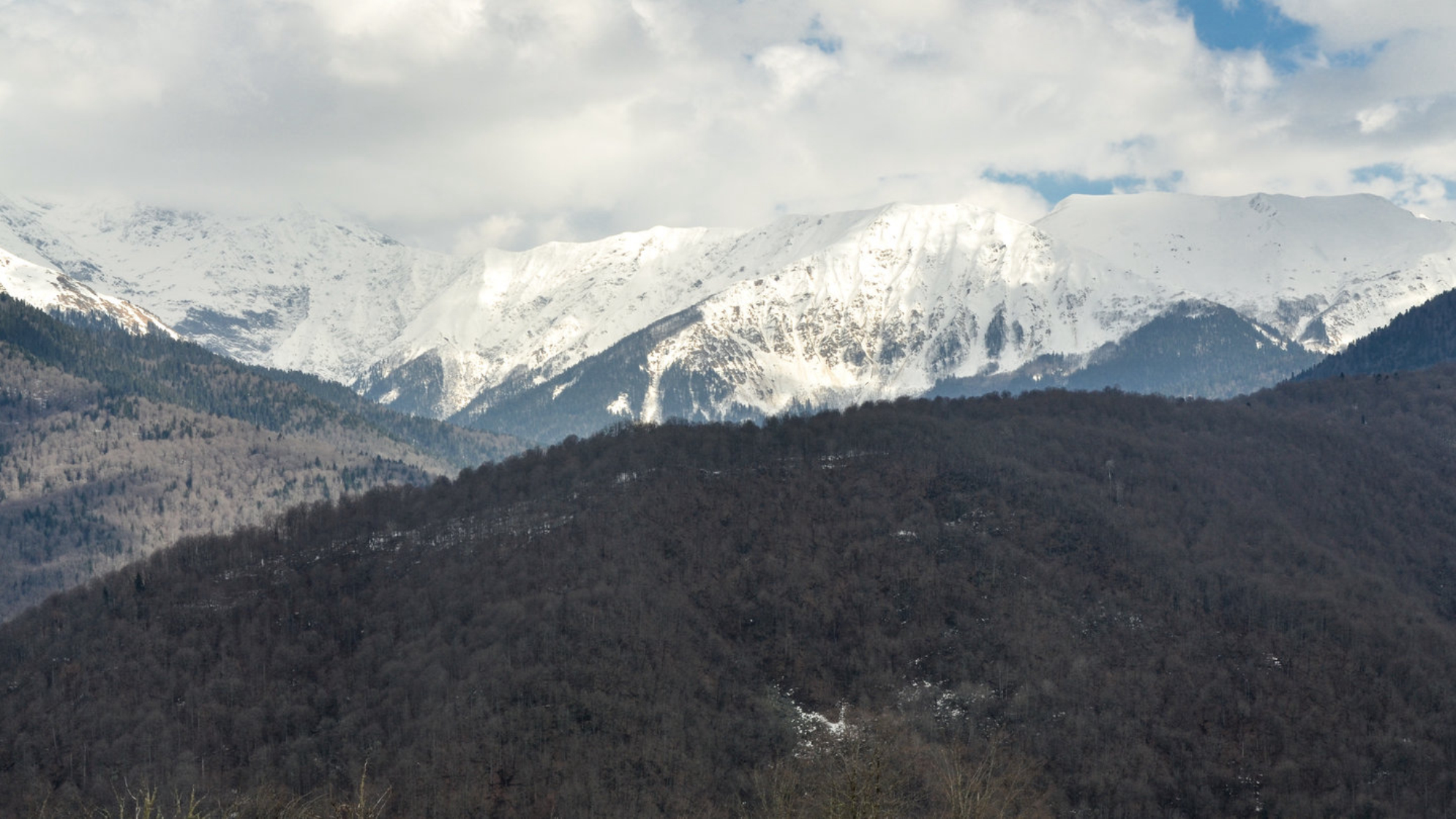 Вид на хребет Псехако и долину реки Мзымта с хребта Аибга. Эстосадок, Краснодарский край, Россия. Источник: Shutterstock
