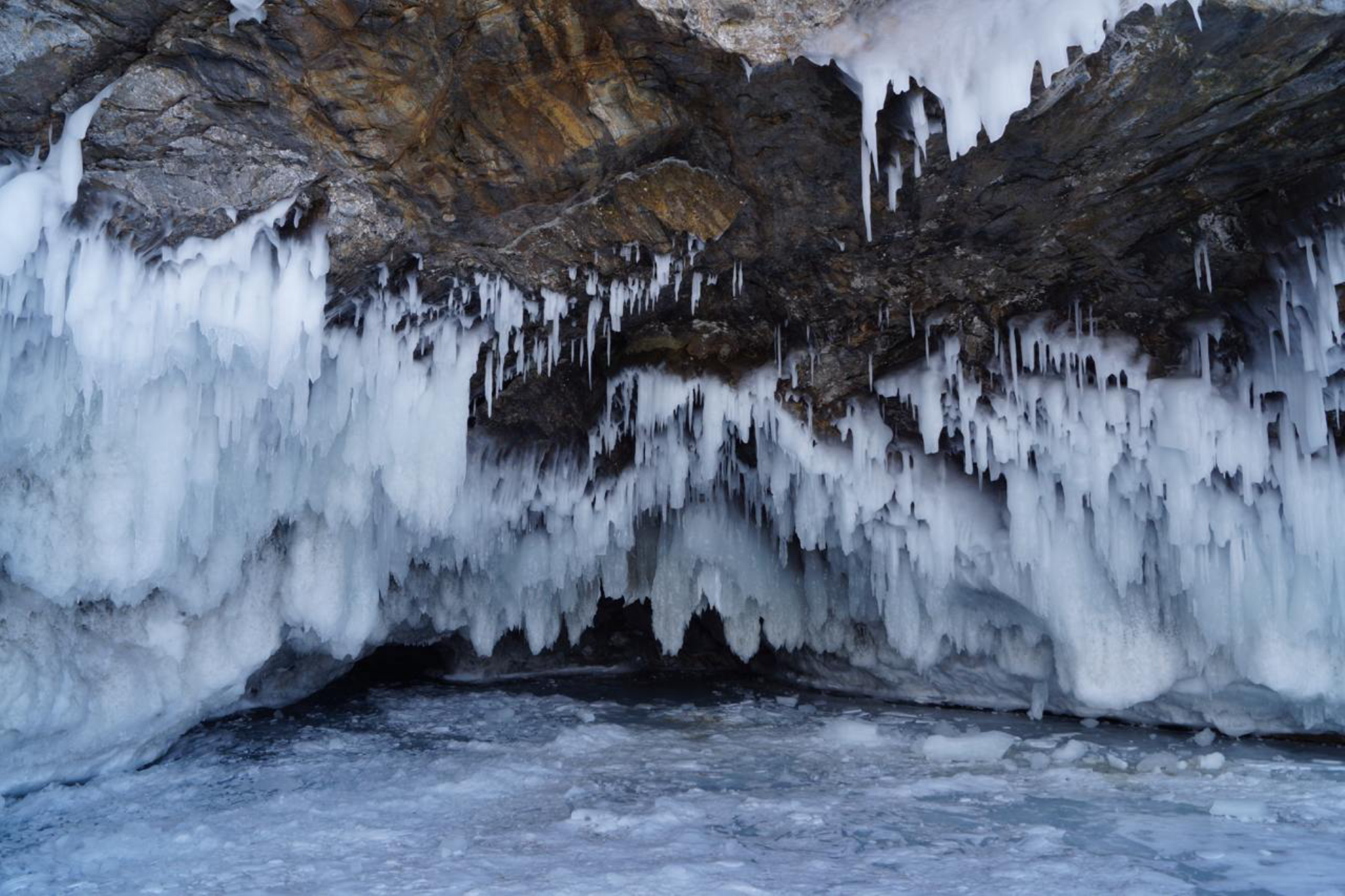 Мыс Харанцы, пещера с ледяными сталактитами. Автор фото: Марина Тихомирова