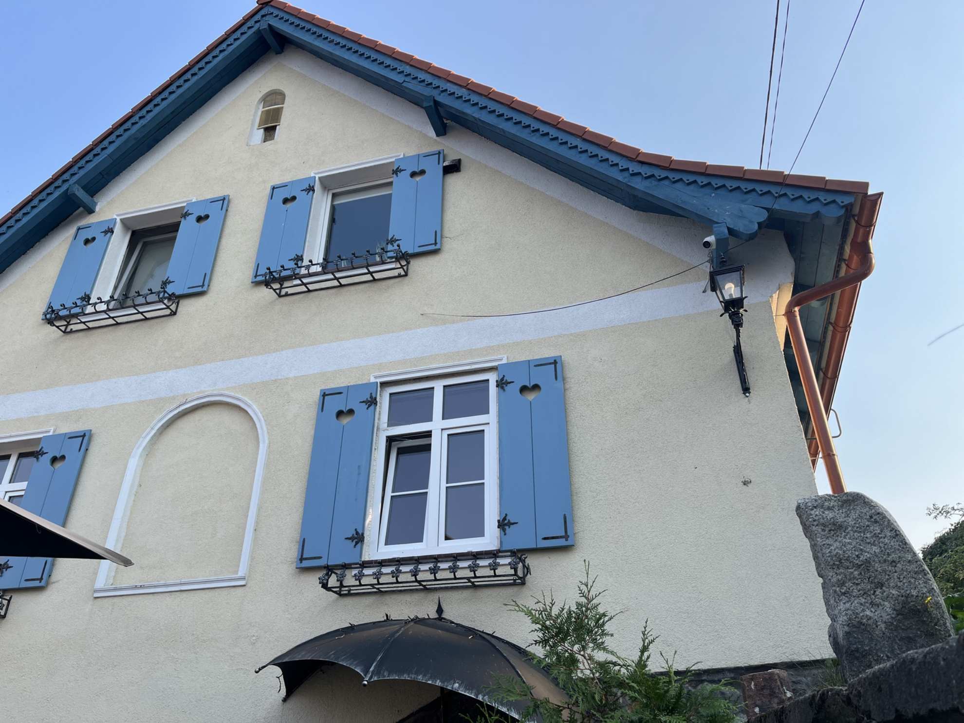 В этом доме «под зонтом» расположено кафе с террасой, где можно заказать кофе, чай, а также перекусить пиццей, роллами или WOK.Источник фото: drive.google.comАвтор: Татьяна Леднева