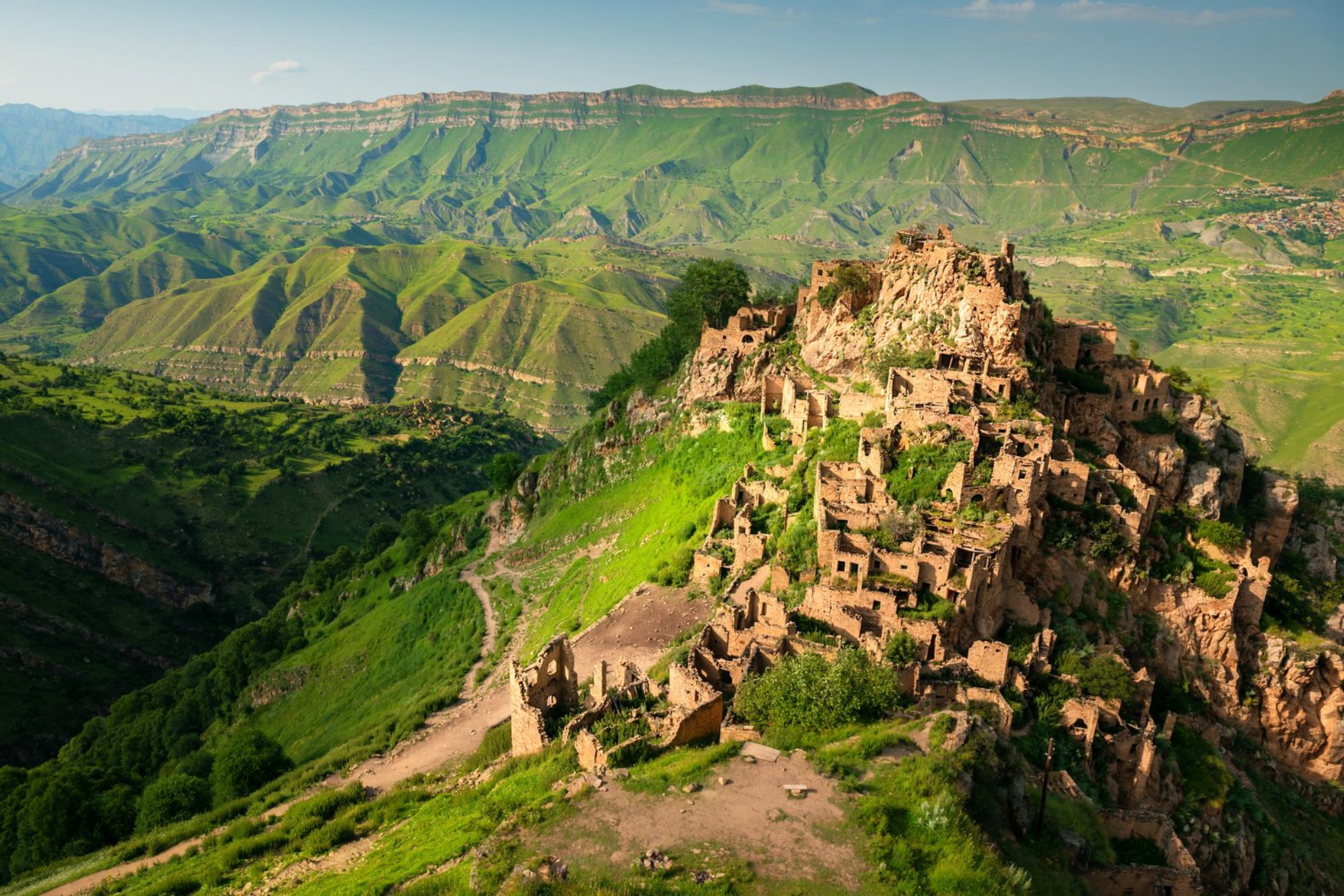 Мистический и прекрасный аул-призрак в Дагестане Shutterstock.