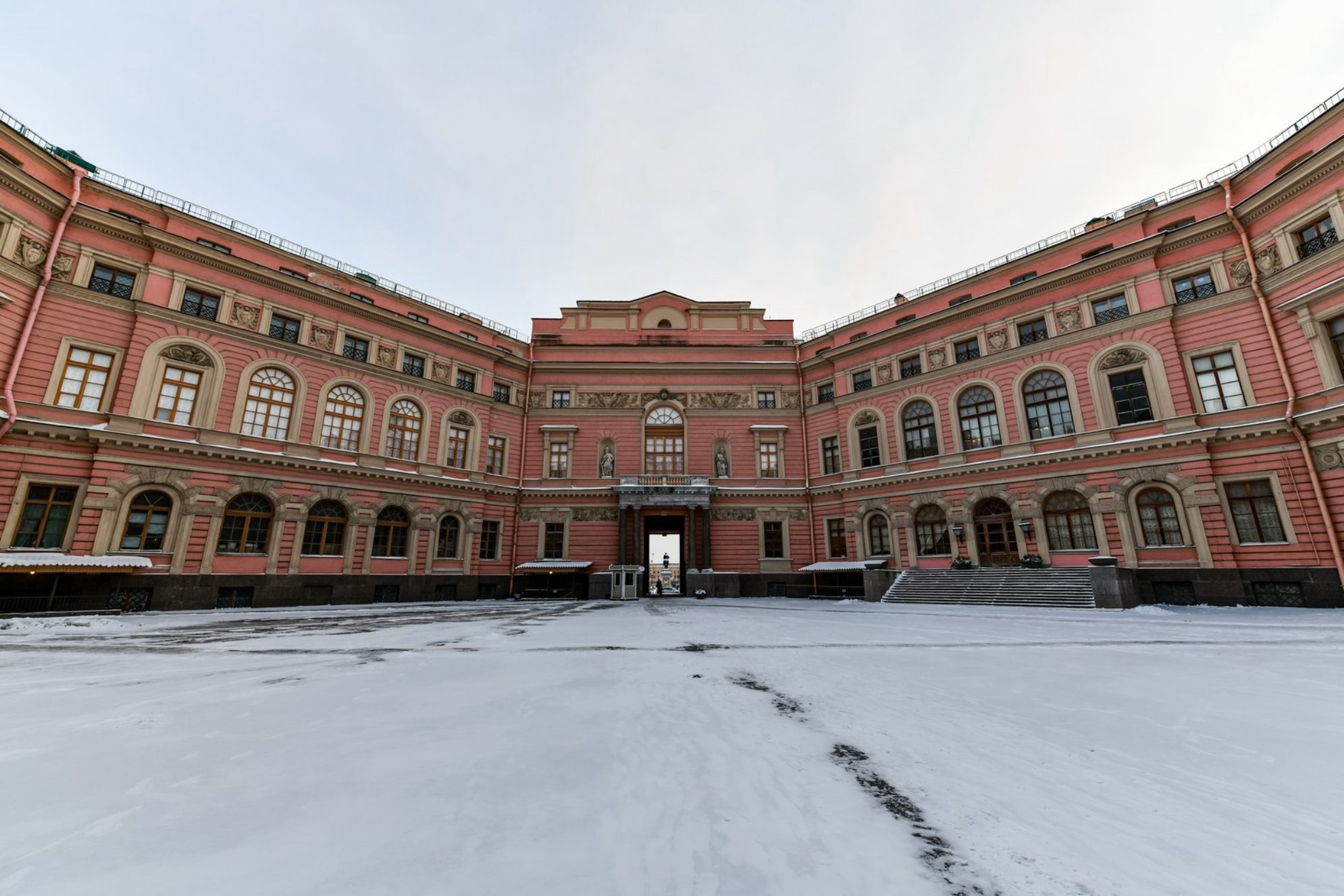 Посещение замка можно включить в маршрут по исторической части Петербурга. Источник: shutterstock.com