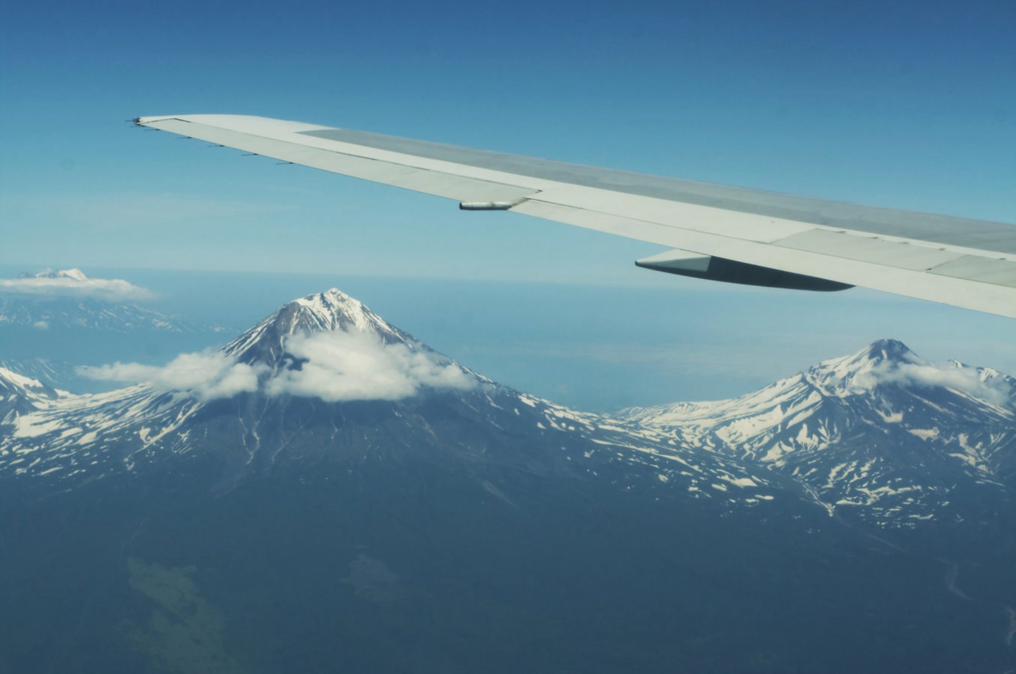 Вид на вулкан Камчатки из окна самолета. Shutterstock