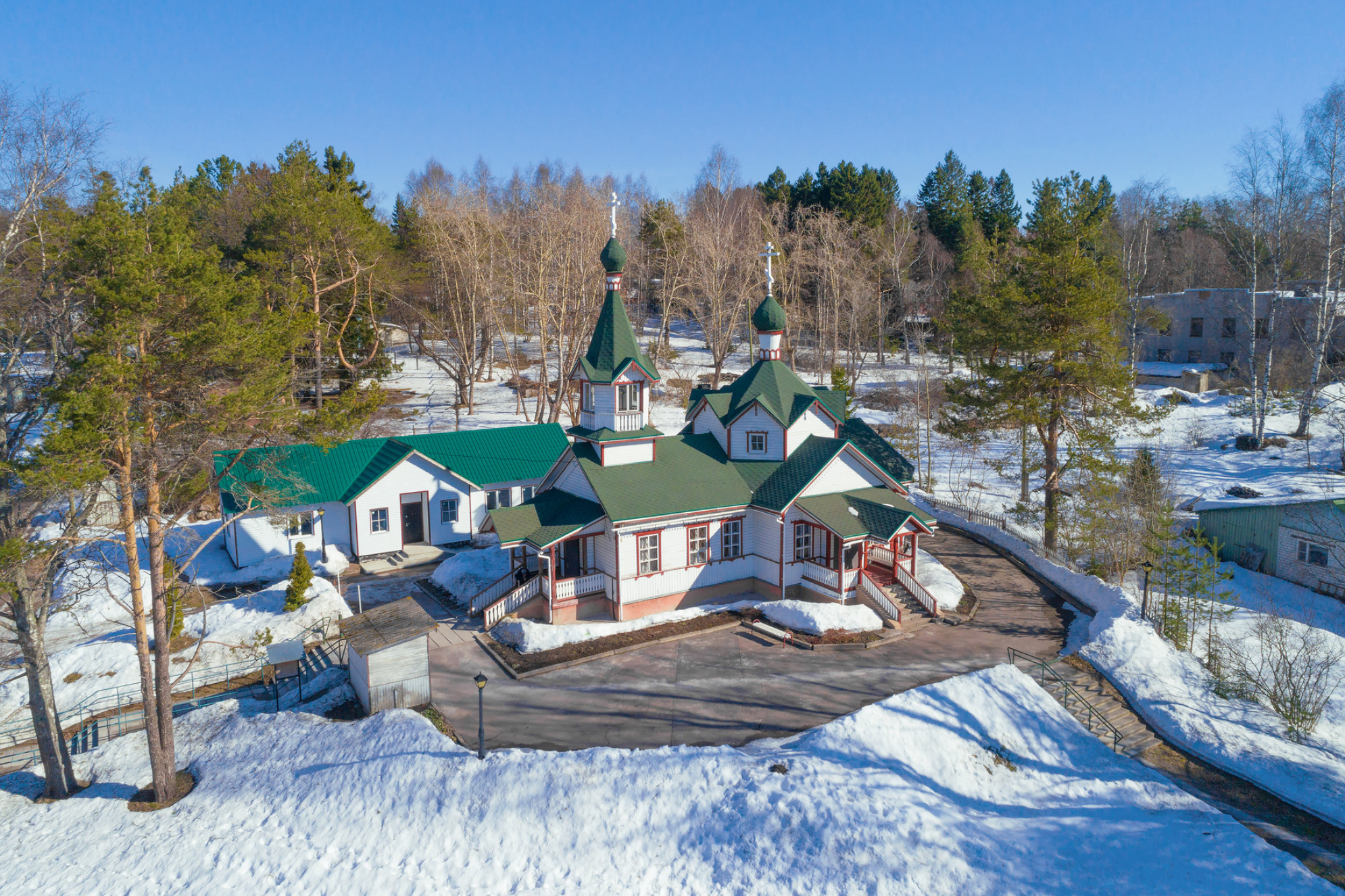 Церковь Вознесения Господня на фоне весеннего пейзажа в солнечный апрельский день, Питкяранта, Карелия. Источник: Shutterstock