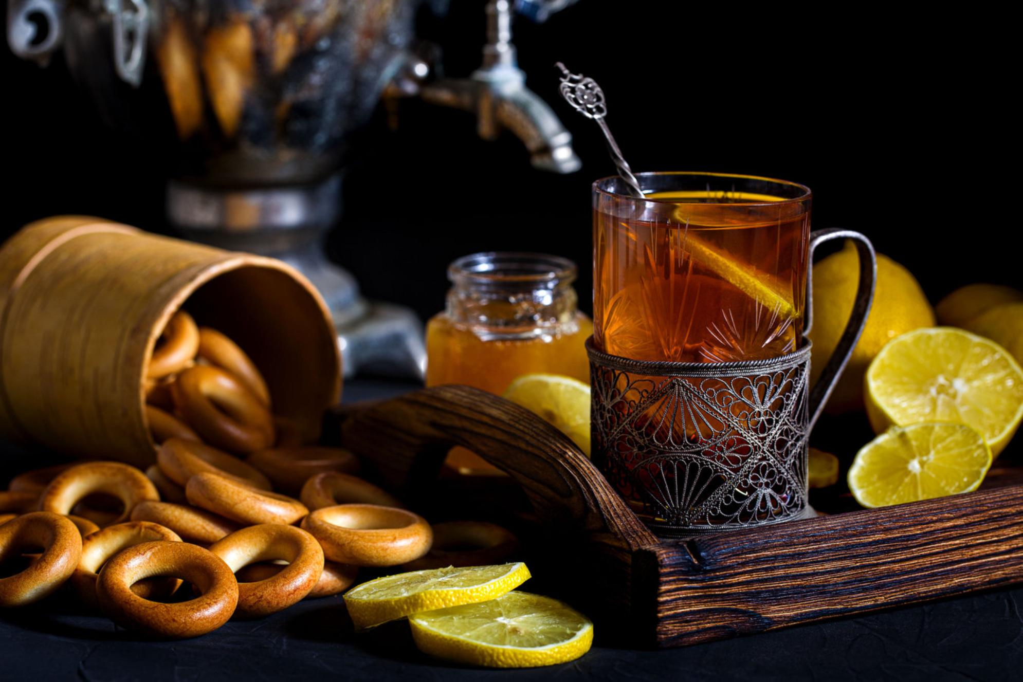 Между экскурсиями обязательно заходите попить чай из самовара с угощениями. Источник фото: shutterstock.com