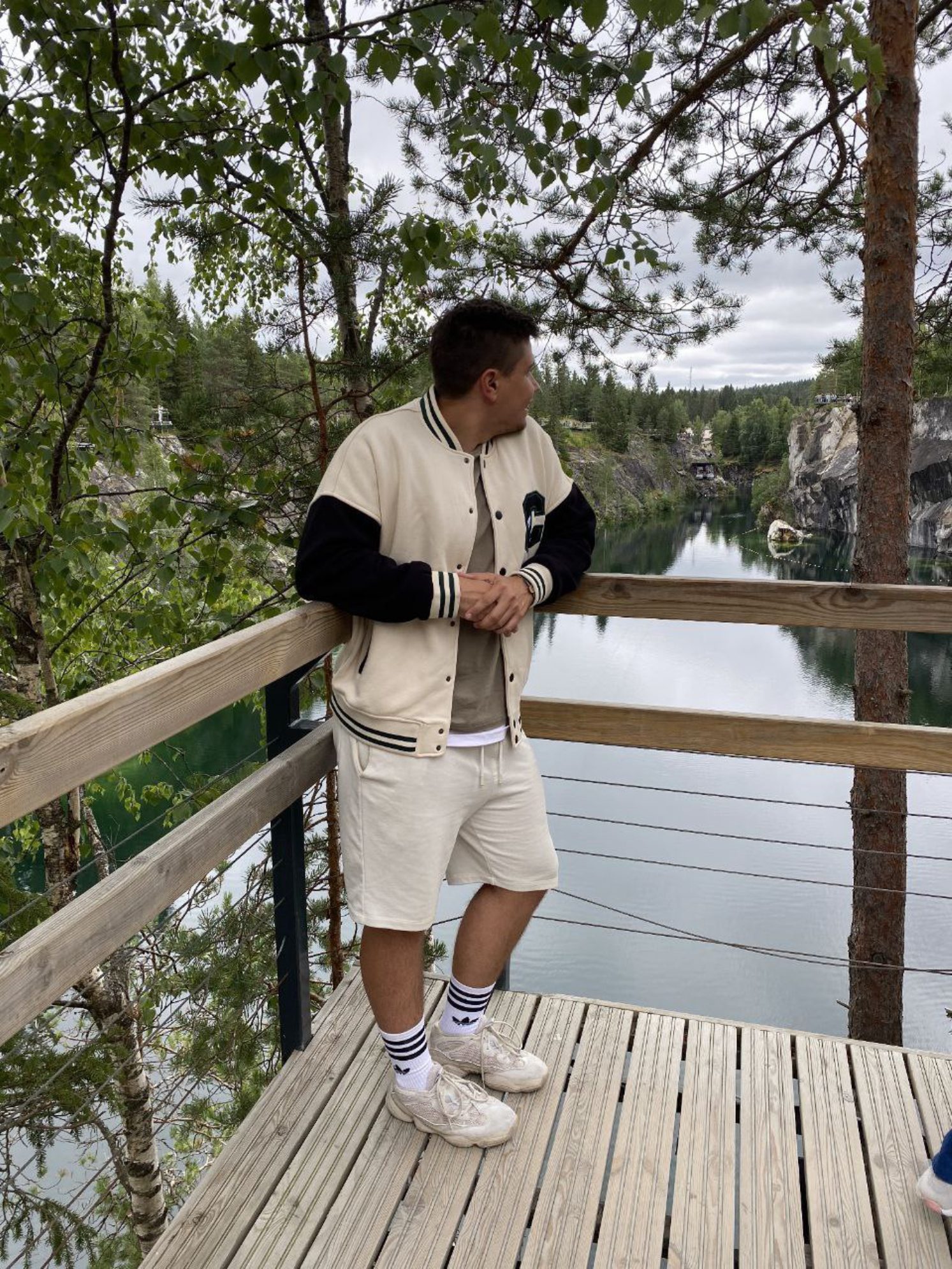 В «Рускеале» сделаны удобные тропы для осмотра каньонов сверху. Автор фото: Александр Мокин