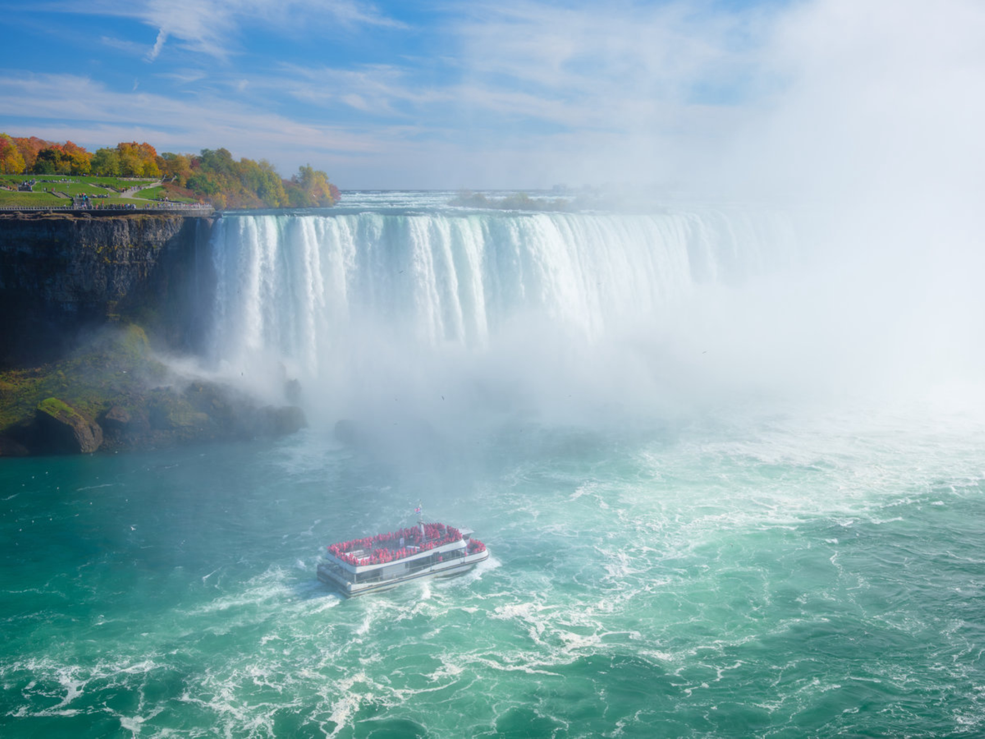 Прогулочная лодка с людьми возле огромного знаменитого Ниагарского водопада. Источник: Shutterstock