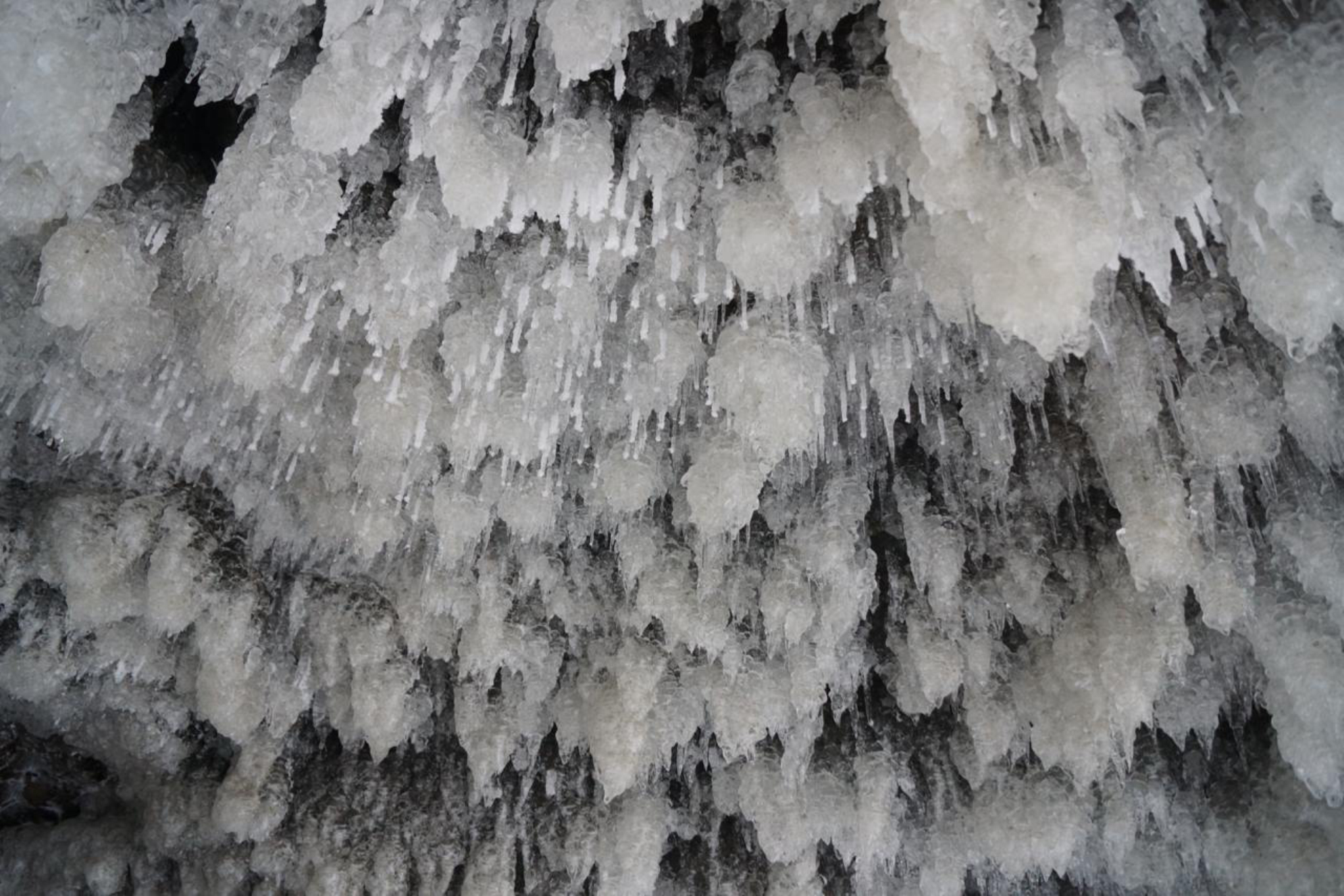 Грот с ледяными сталактитами. Автор фото: Марина Тихомирова