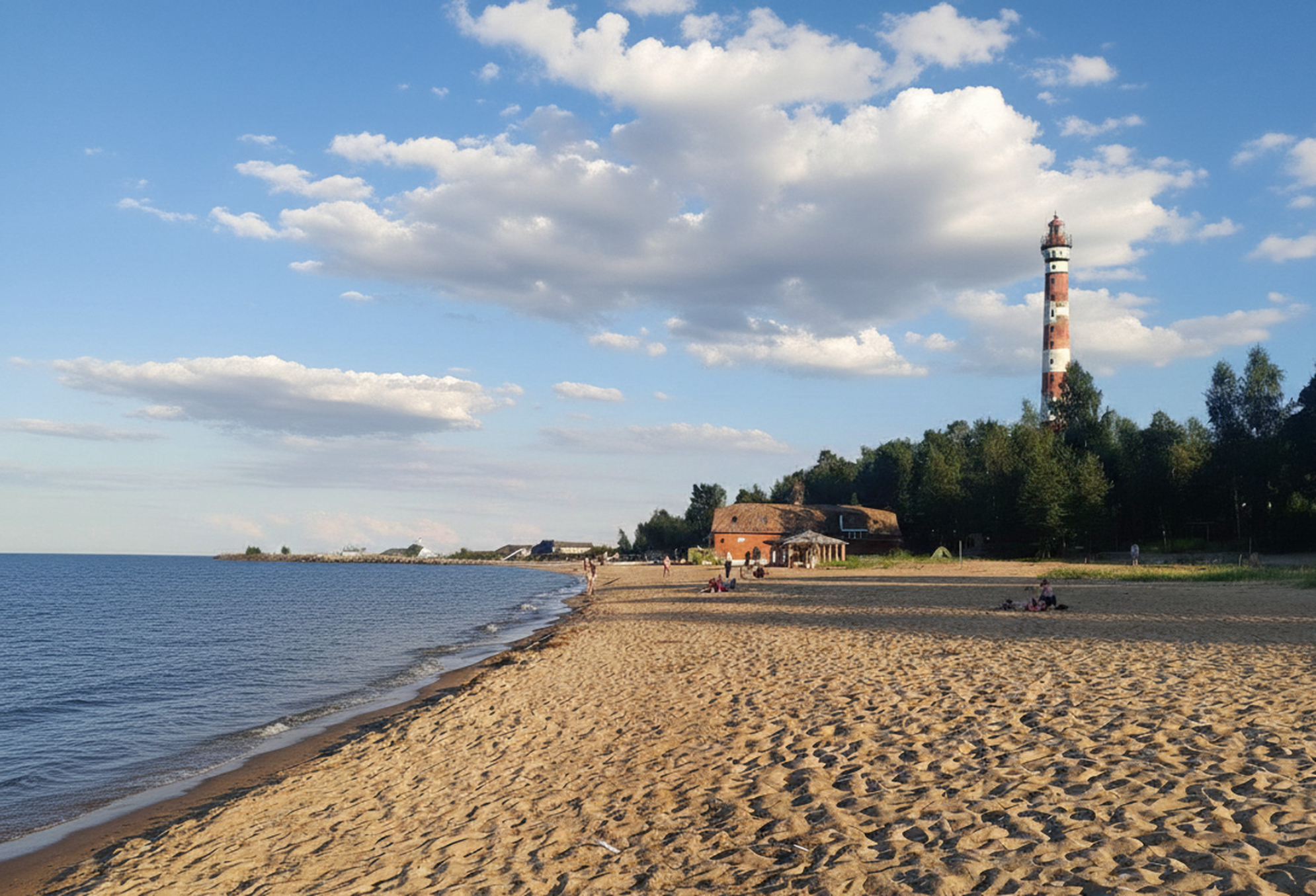 Пляж около Осиновецкого маяка - излюбленное место для отдыха в теплый сезон