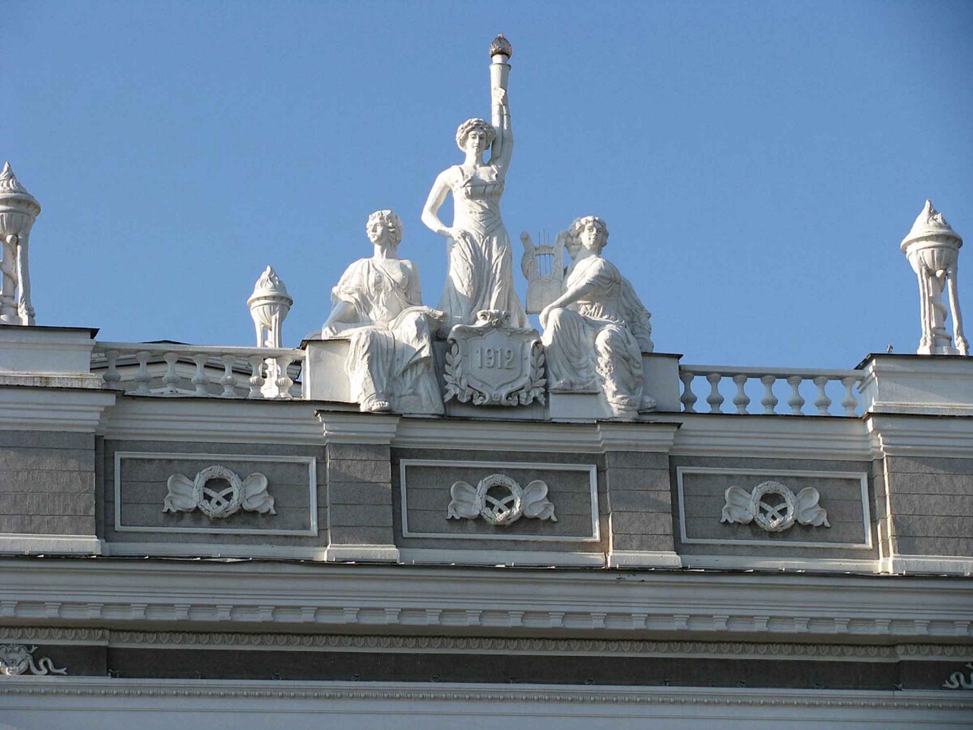 Декор на крыше, музы.  Автор фото: Л.Федорова