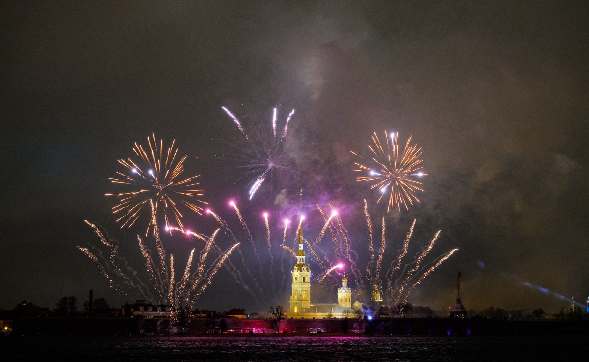 Петропавловская крепость и новогодний салют.