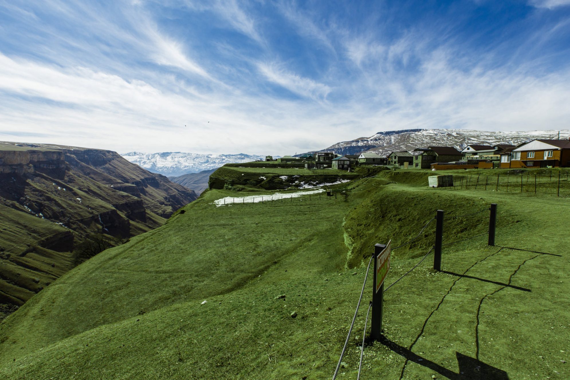 Помимо прогулки до водопада, можно устроить пикник на живописных лугах рядом. Источник фото: Shutterstock
