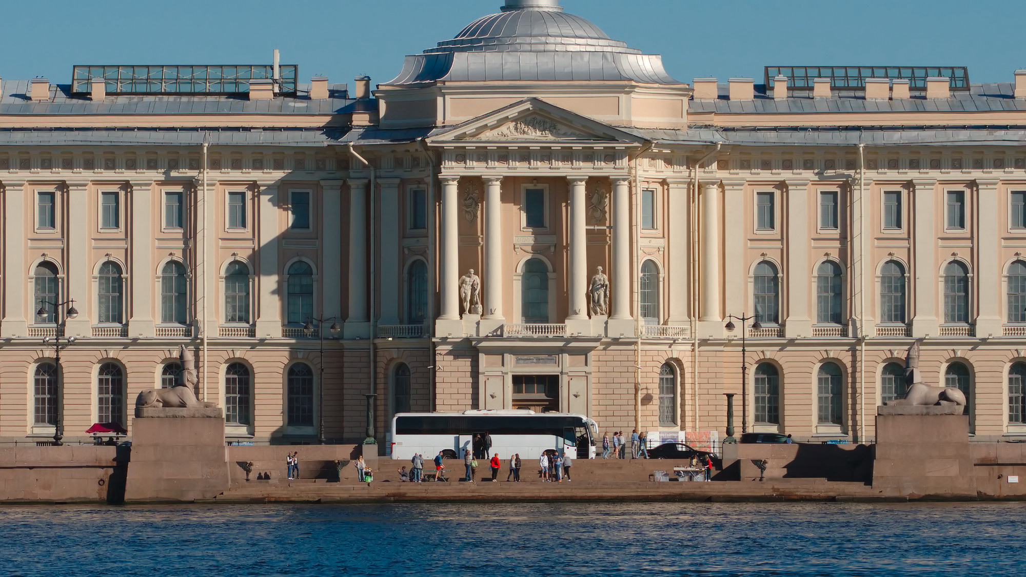 Вид на Академию художеств и сфинксов на Университетской набережной, Санкт-Петербург. Источник: Shutterstock