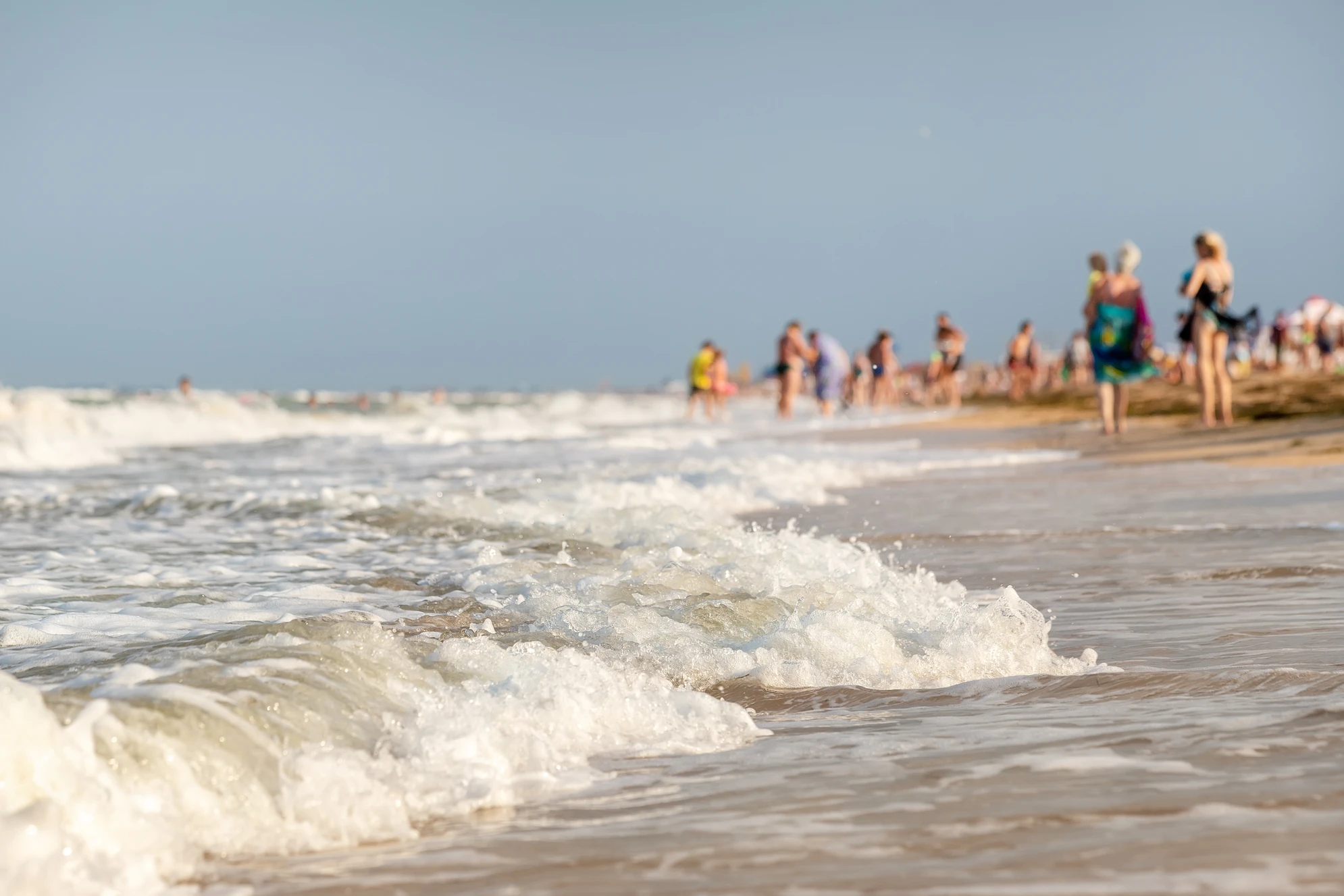 Азовское море предлагает разнообразные пляжи - от песчано-ракушечных с развитой инфраструктурой до уединенных диких мест. Источник: Shutterstock