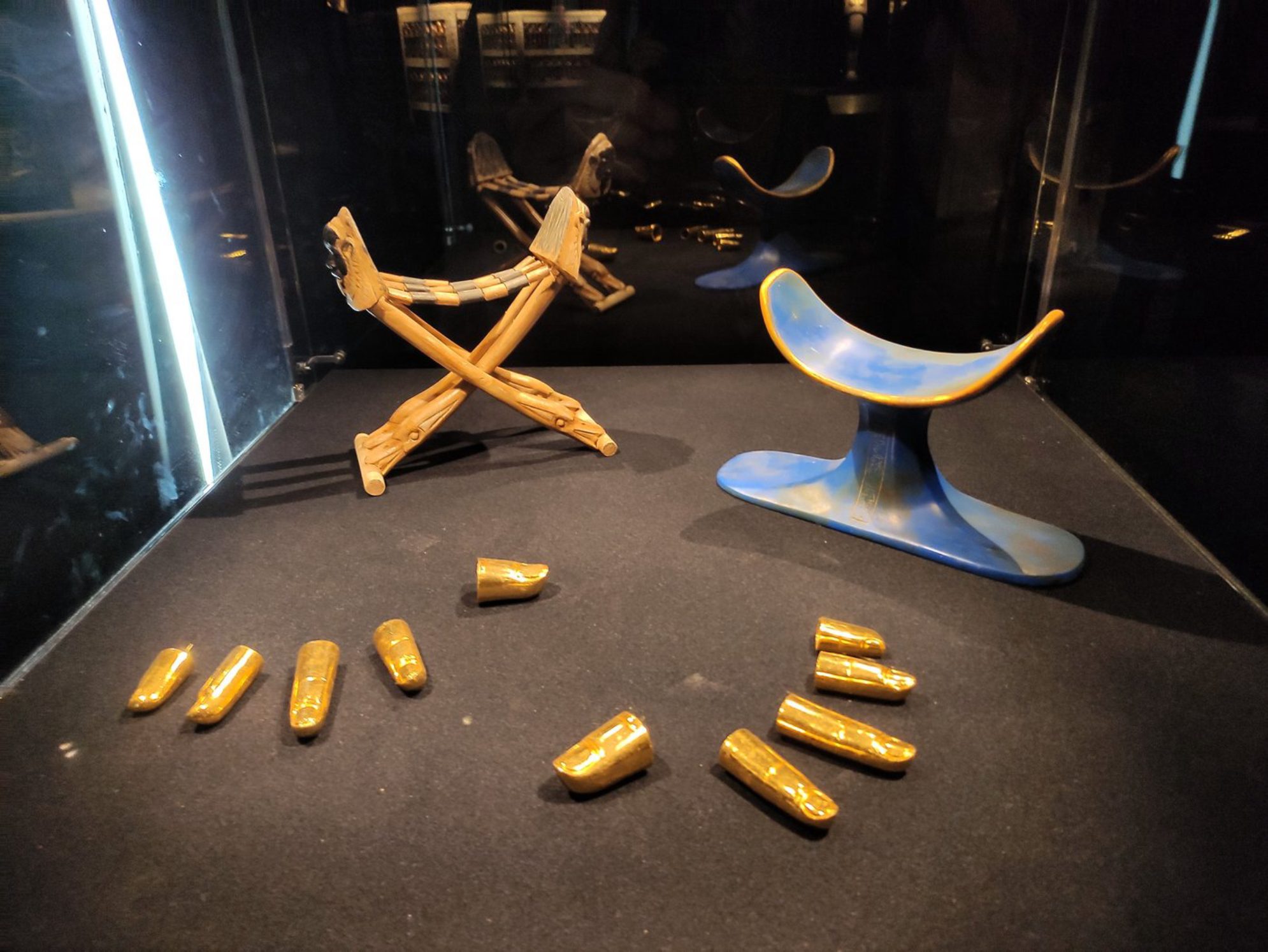 Подголовники для поддержки головы во время отдыха фараона. Напальчники. Каждый палец рук и ног царской мумии был завернут в тонкую ткань и одет в золотой напальчник. Автор фото: Любовь Федорова