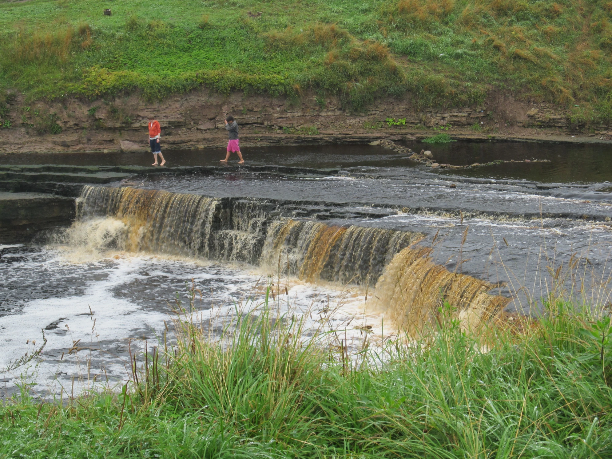 Форма подковы и то, как вода ровным слоем переваливается через широкий известняковый уступ, и вправду придают схожесть с Ниагарой