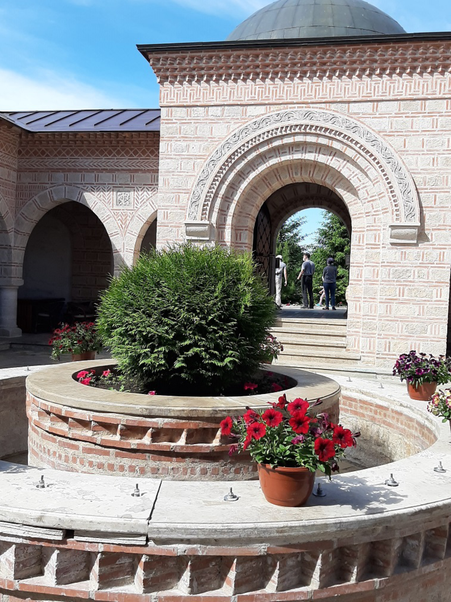 Территория монастыря. Автор фото: Ирина Дорофеева