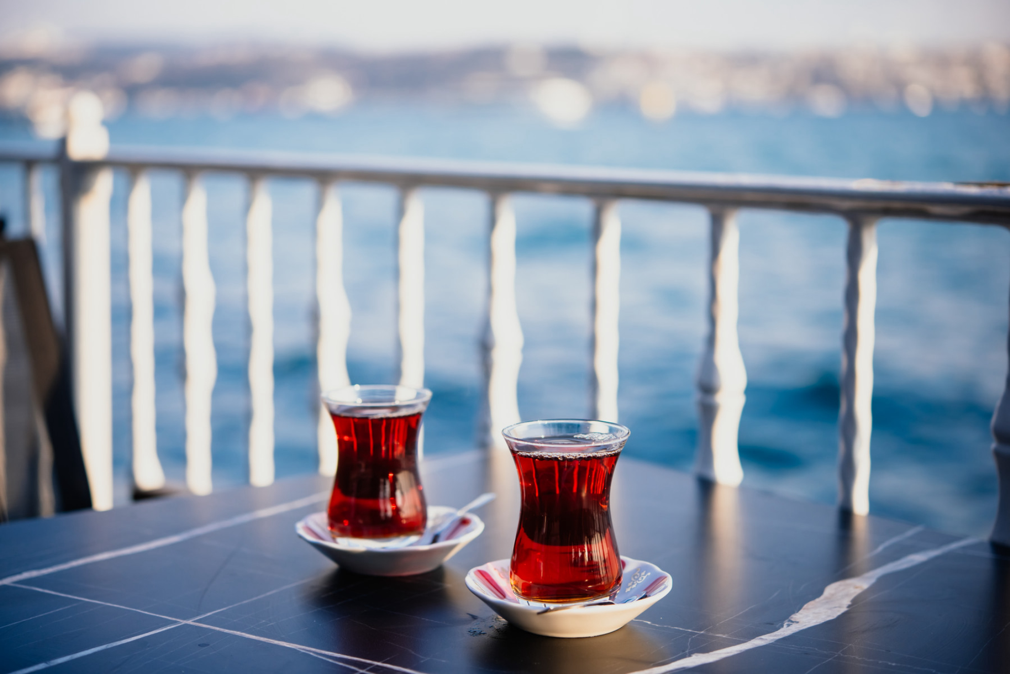 Турецкий чай в кафе с видом на пролив Босфор в Стамбуле, Турция. Источник: Shutterstock