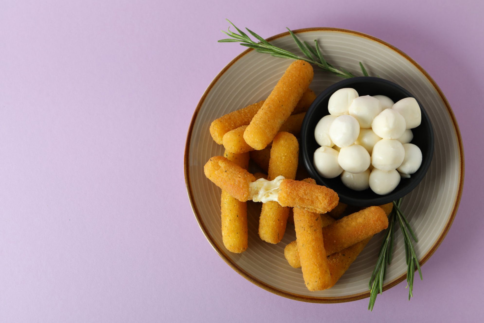 Сырные палочки - один из вариантов сытной закуски для отпуска у моря. Источник фото: elements.envato.com