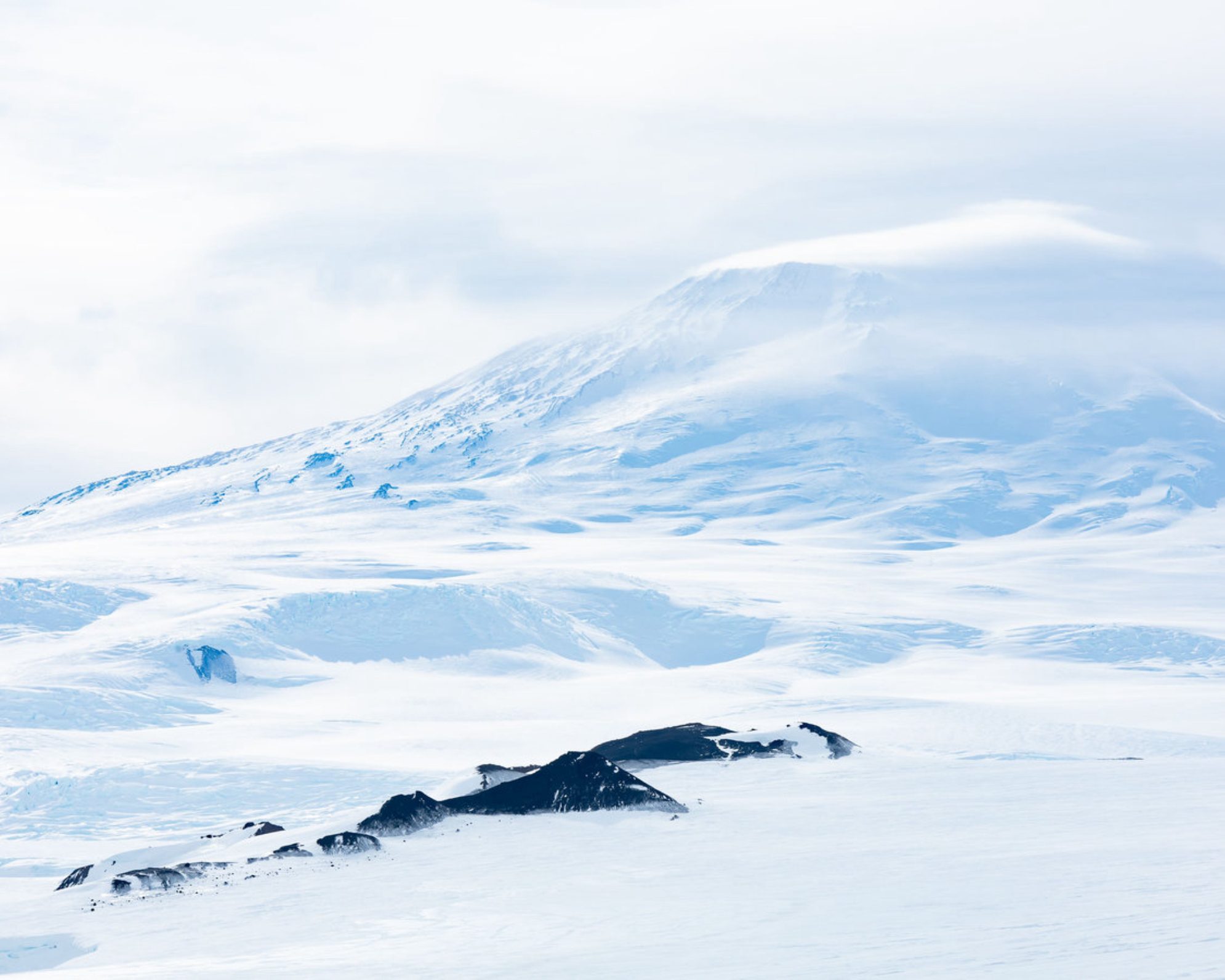 Прекрасный снимок горы Эребус в Антарктиде. shutterstock.com