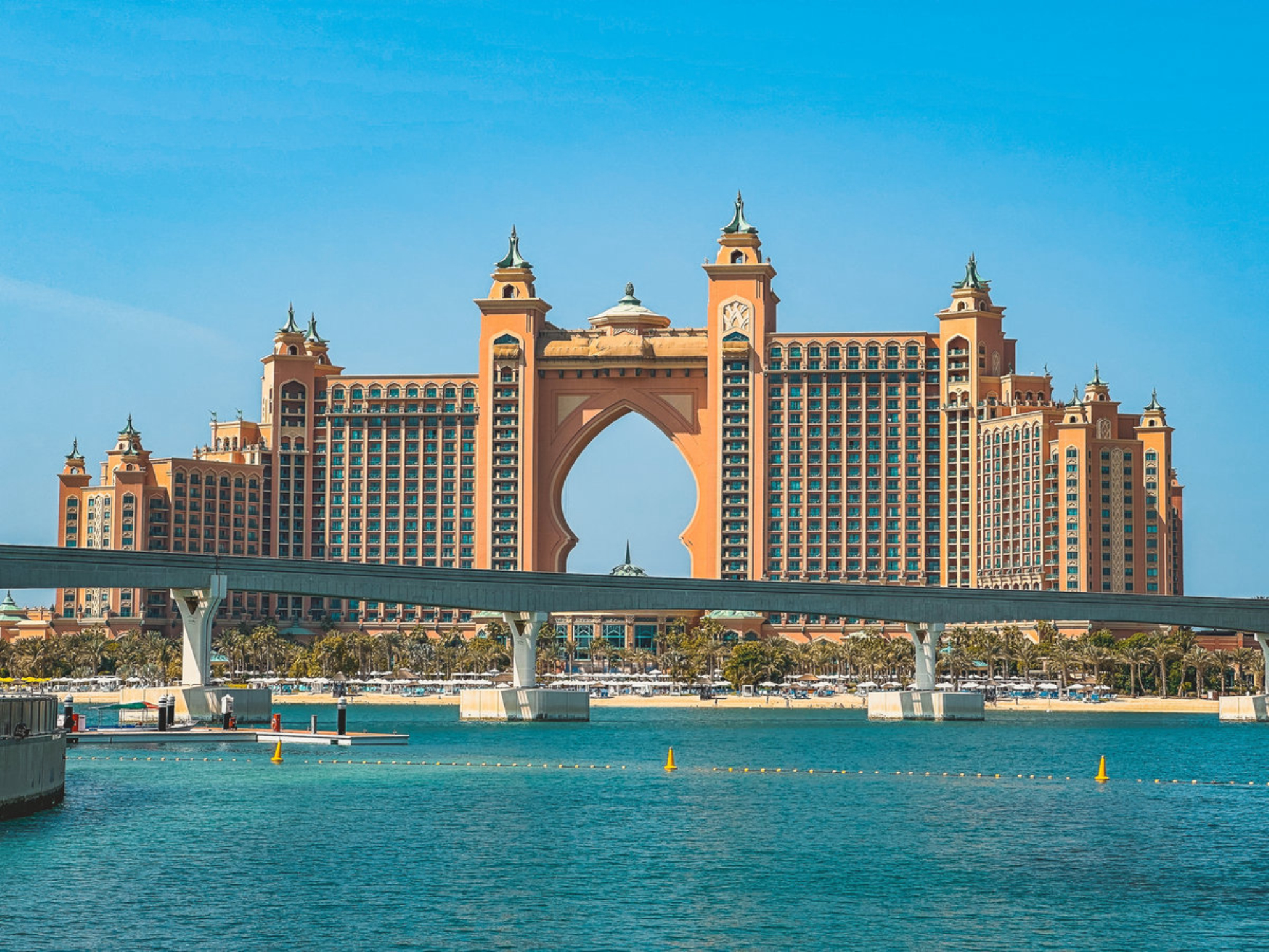 Вид с набережной и трамвайной монорельсовой дороги на острове Палм-Джумейра в Дубае, ОАЭ. Источник: Shutterstock