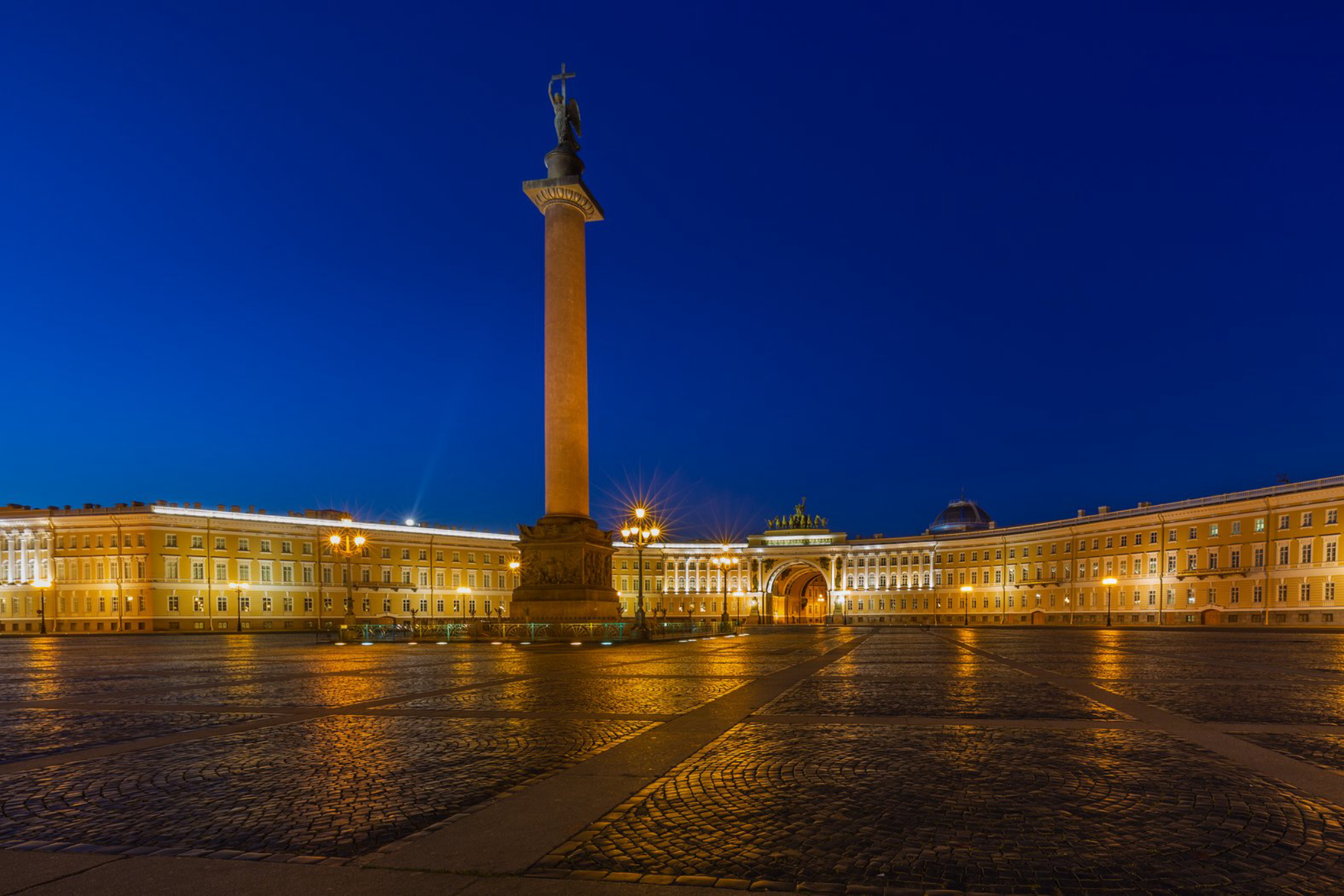 Здание невероятно прекрасно в вечернее время. Источник фото: Shutterstock