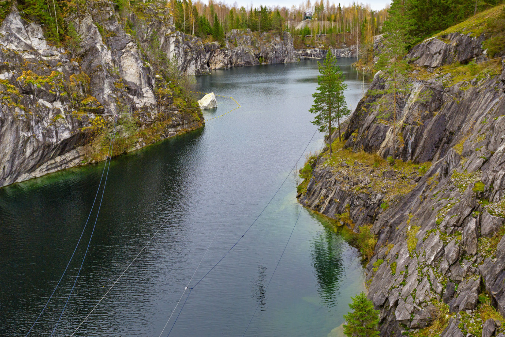 Тросы троллея протянуты над каньоном Shutterstock