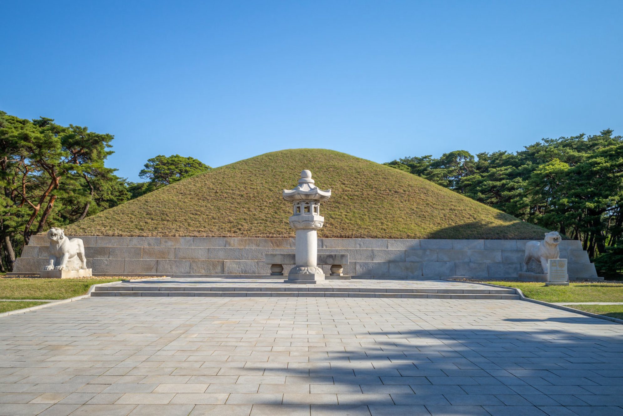 Гробница короля Тонменга в Пхеньяне. shutterstock.com