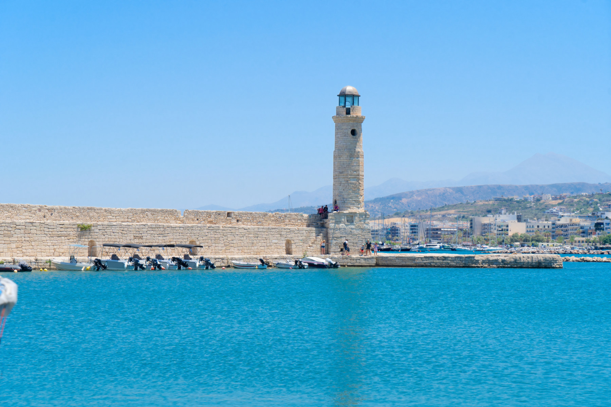 Гавань и маяк Ретимно в Старом городе, Крит, Греция. Источник: Shutterstock