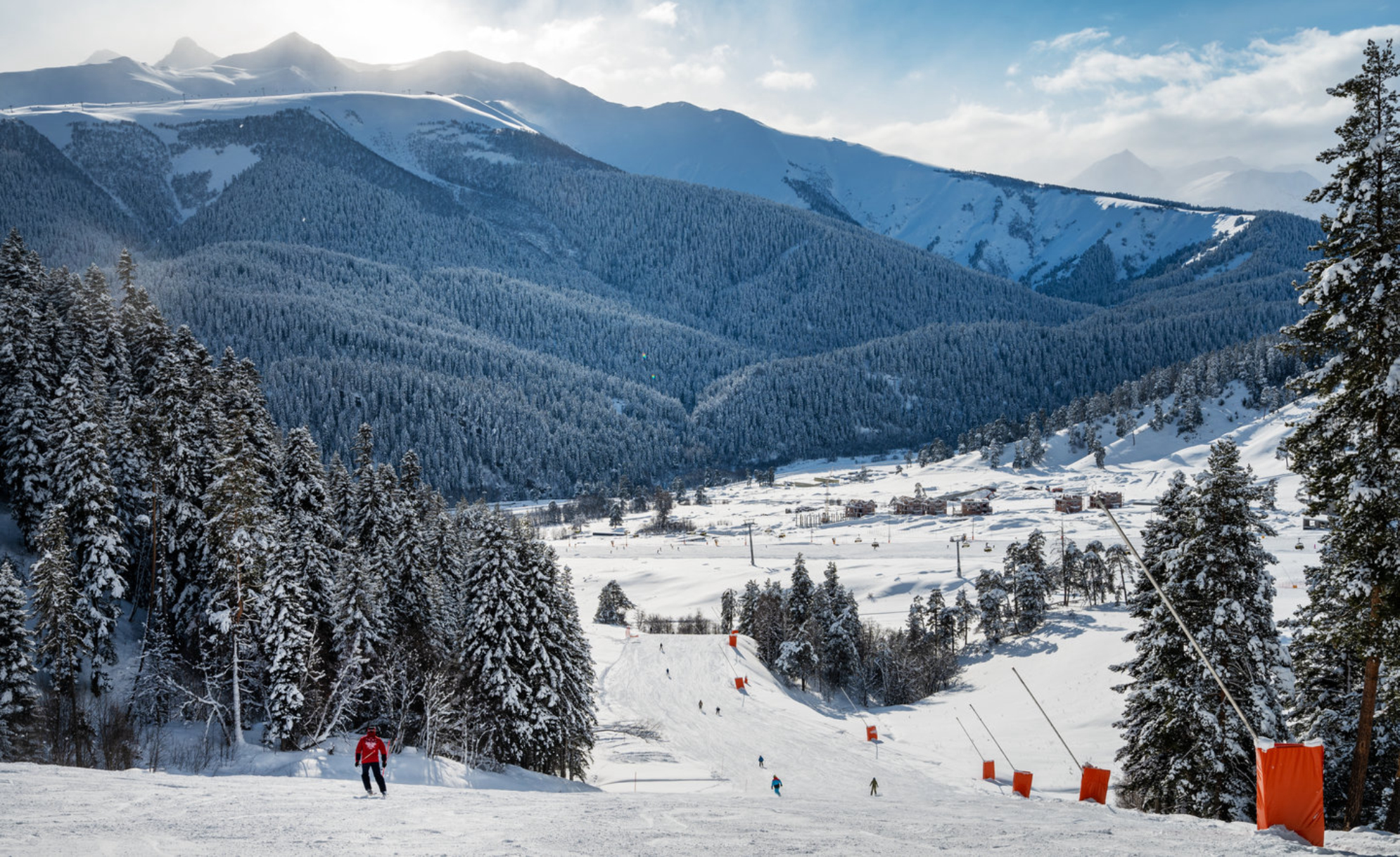 Горнолыжный курорт Архыз с лыжниками и сноубордистами в зимний день. Кавказские горы, Россия. shutterstock.com