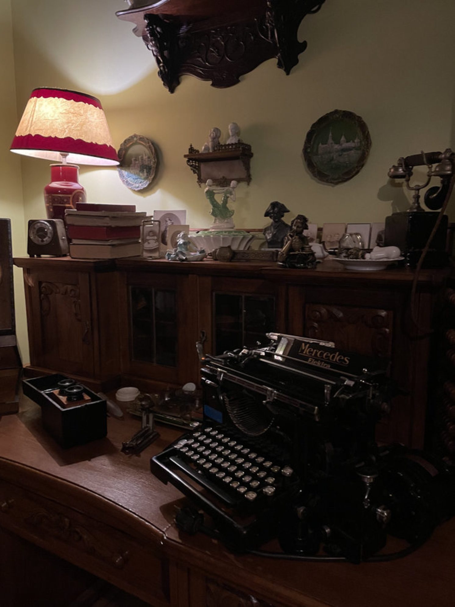 Можно заглянуть в шкатулку, открыть полки в комоде и понажимать кнопки на старой печатной машинке. Автор фото: Анастасия Рейзес