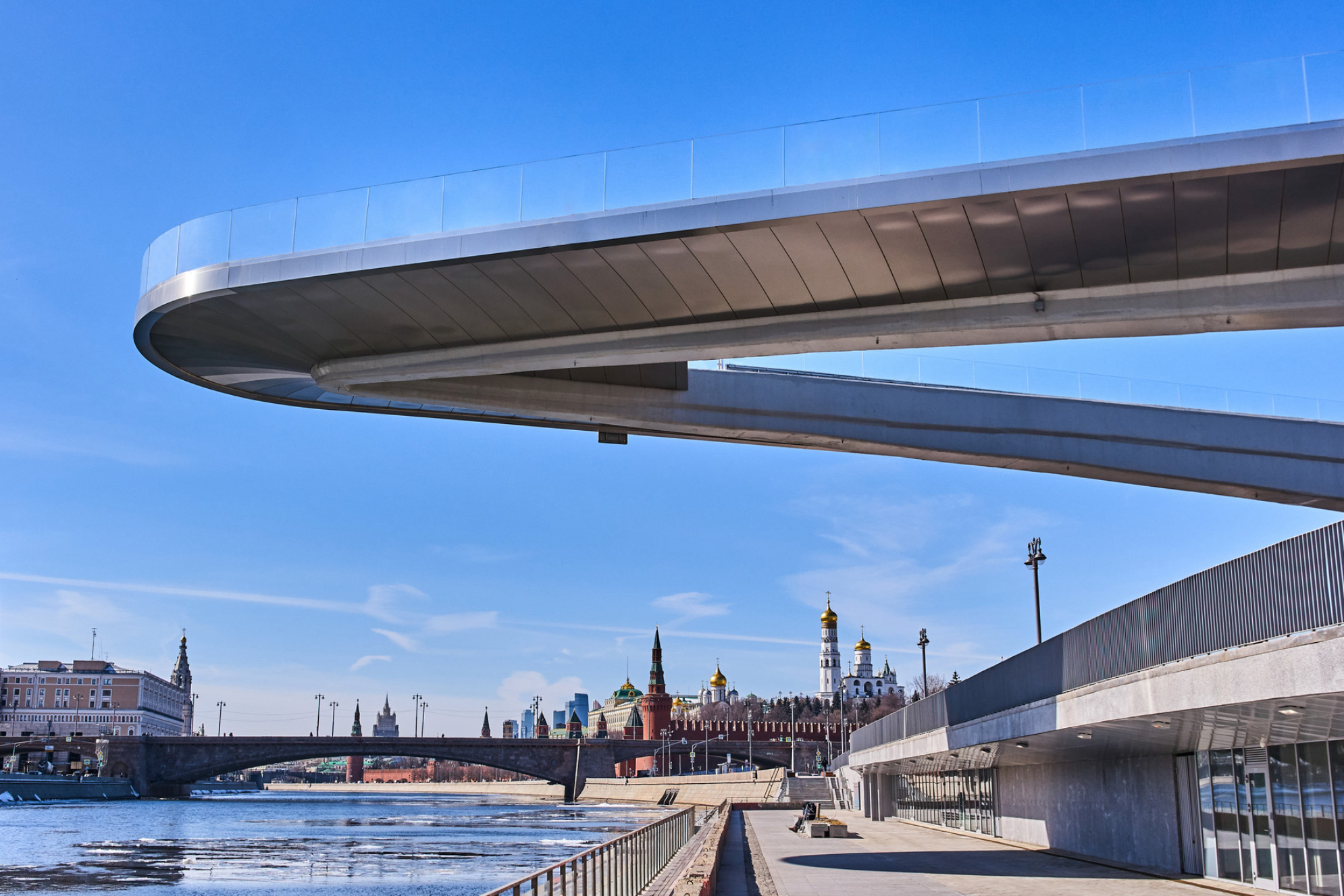 Парящий в воздухе пешеходный мост в парке Зарядье, напротив Московского Кремля, Россия. Источник: Shutterstock