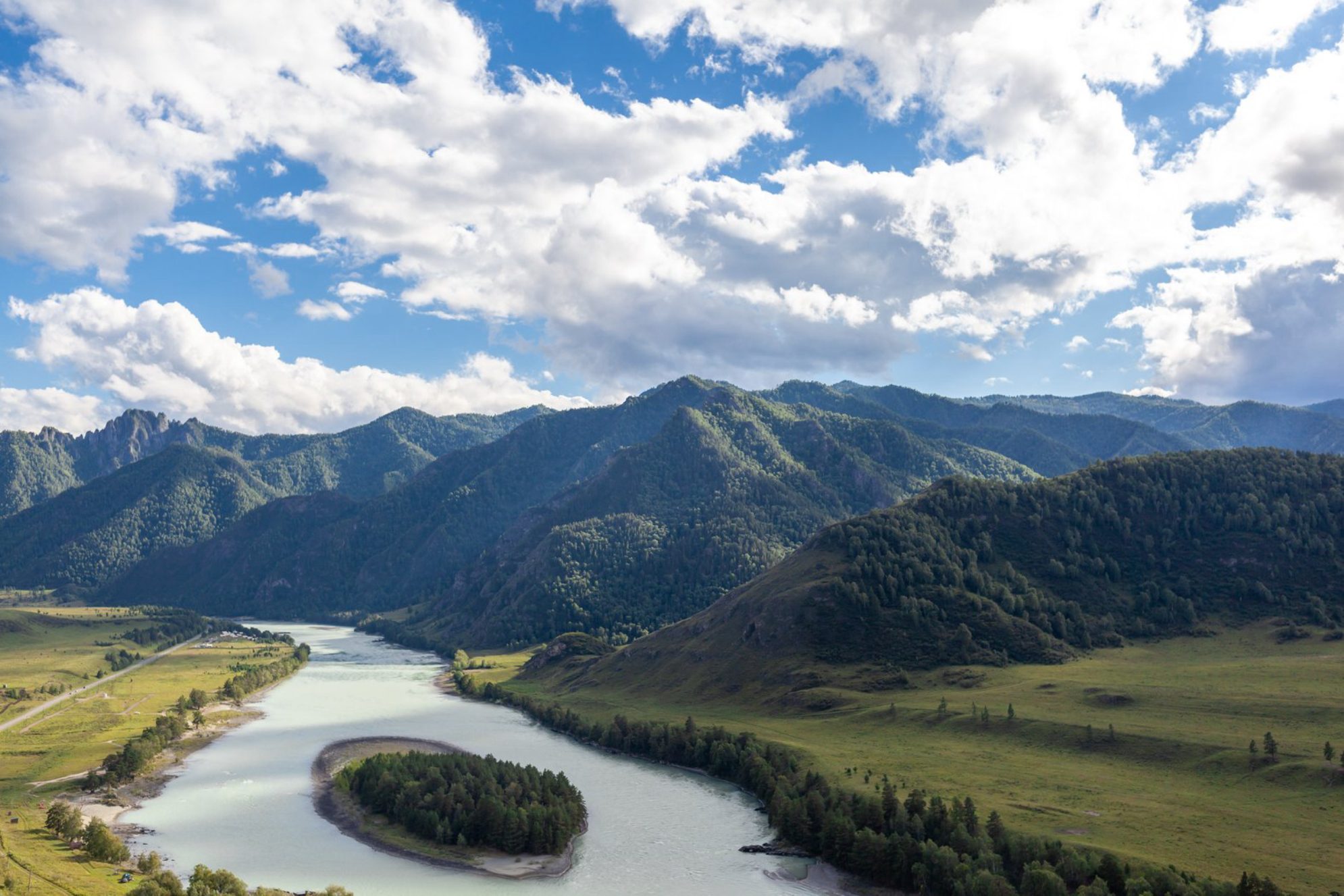 Вид на реку Катунь со смотровой площадки, АлтайИсточник фото: elements.envato.com