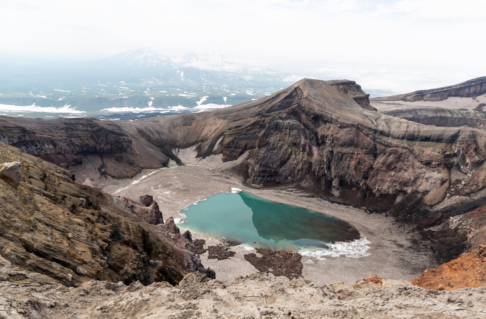 В кратере вулкана Горелый лежит удивительное Голубое озеро. Shutterstock