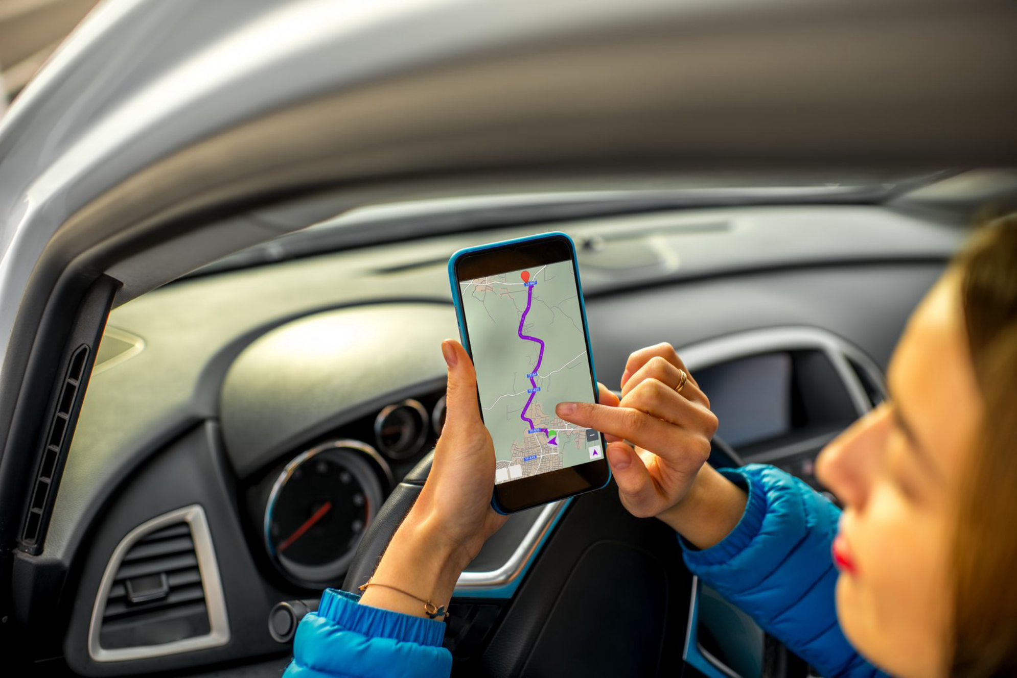 Используйте в путешествии навигатор и карты.Источник фото: ru.freepik.comАвтор: Designed by Freepik