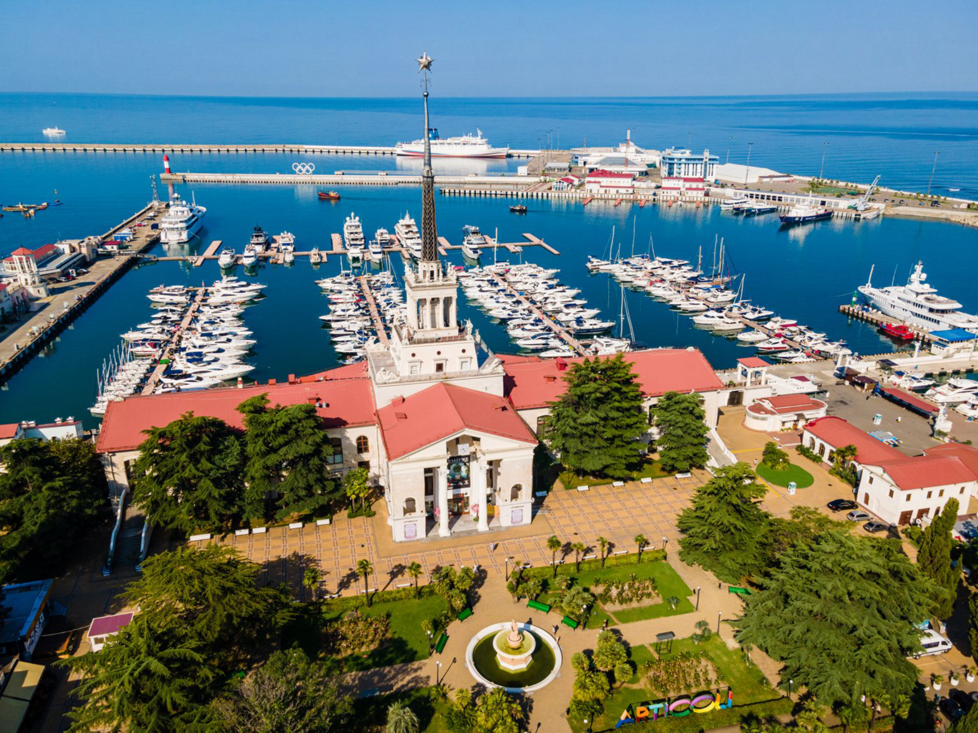 Панорамный вид на Морской вокзал в Сочи.