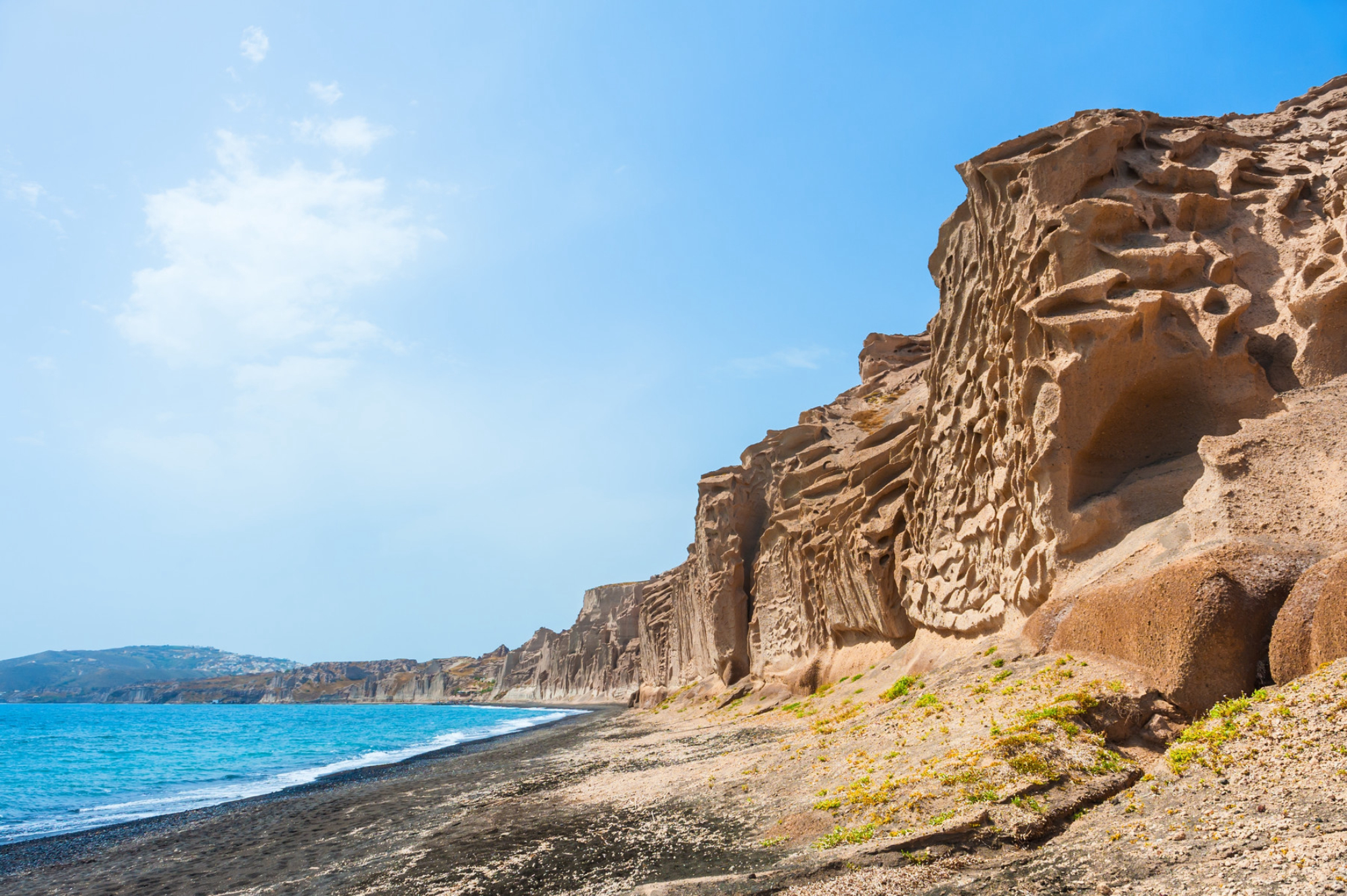 Остров Санторини, Греция. Пляж Вличада с желтыми вулканическими пемзой Shutterstock