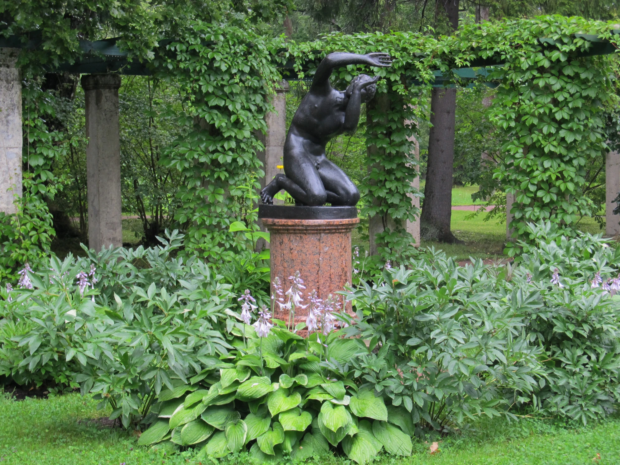 Прогуливаясь по паркам Ораниенбаума, легко вообразить уединенные прогулки императрицы, услышать эхо балов в Большом Меншиковском дворце и почувствовать романтику Собственной дачи