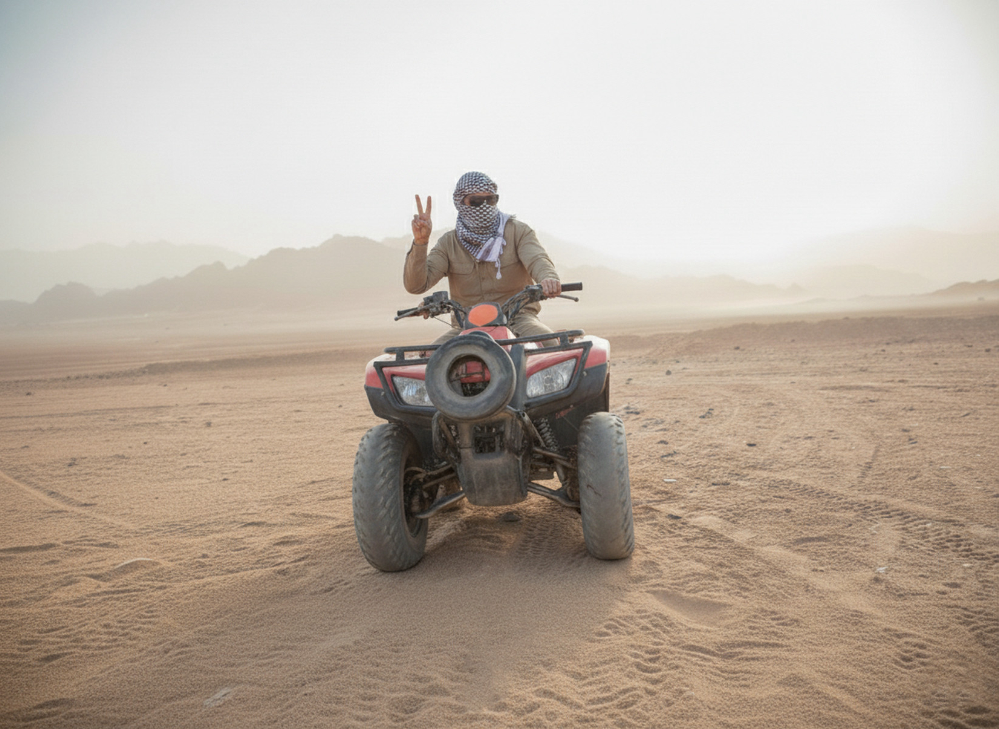 Сафари - классный способ провести время с семьей или друзьями. Главное - не забудьте закрыть лицо от песка и пыли. Источник: личный архив
