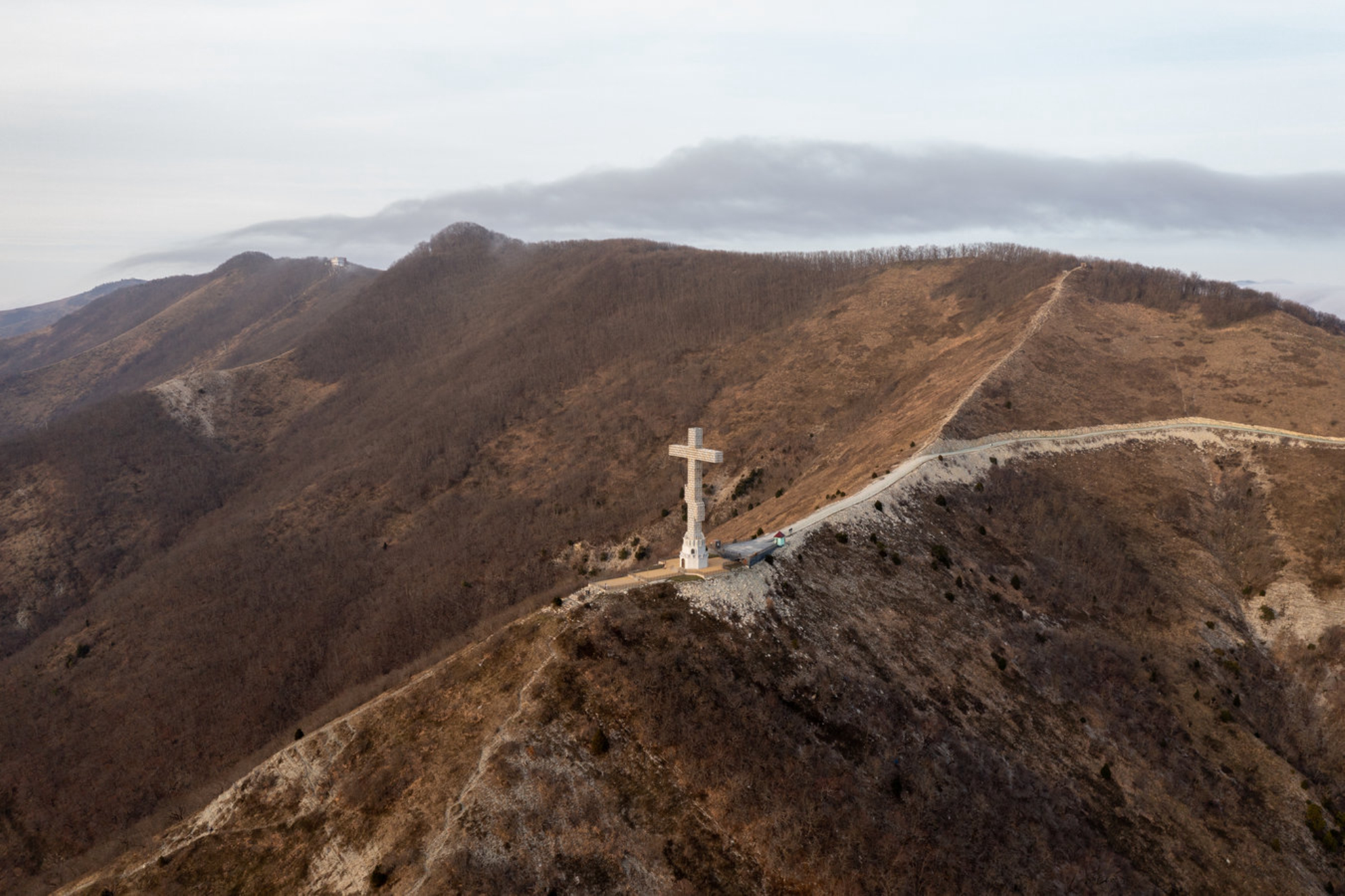 Православный поклонный крест на склоне Кавказских гор зимой. Геленджик, Краснодарский край, Россия. Shutterstock