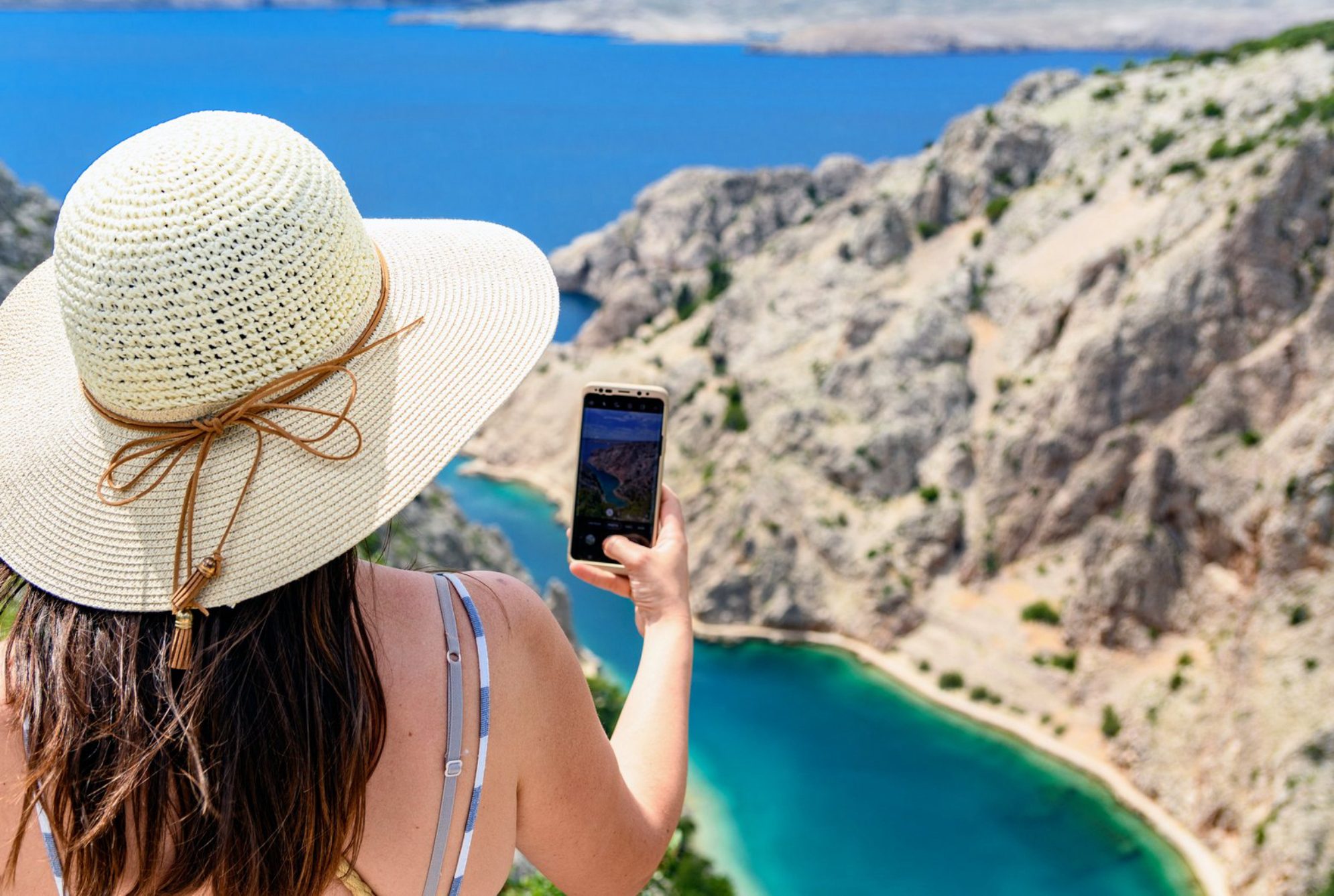 Оставайтесь на связи с близкими и делитесь впечатлениями. Источник: Envato Elements