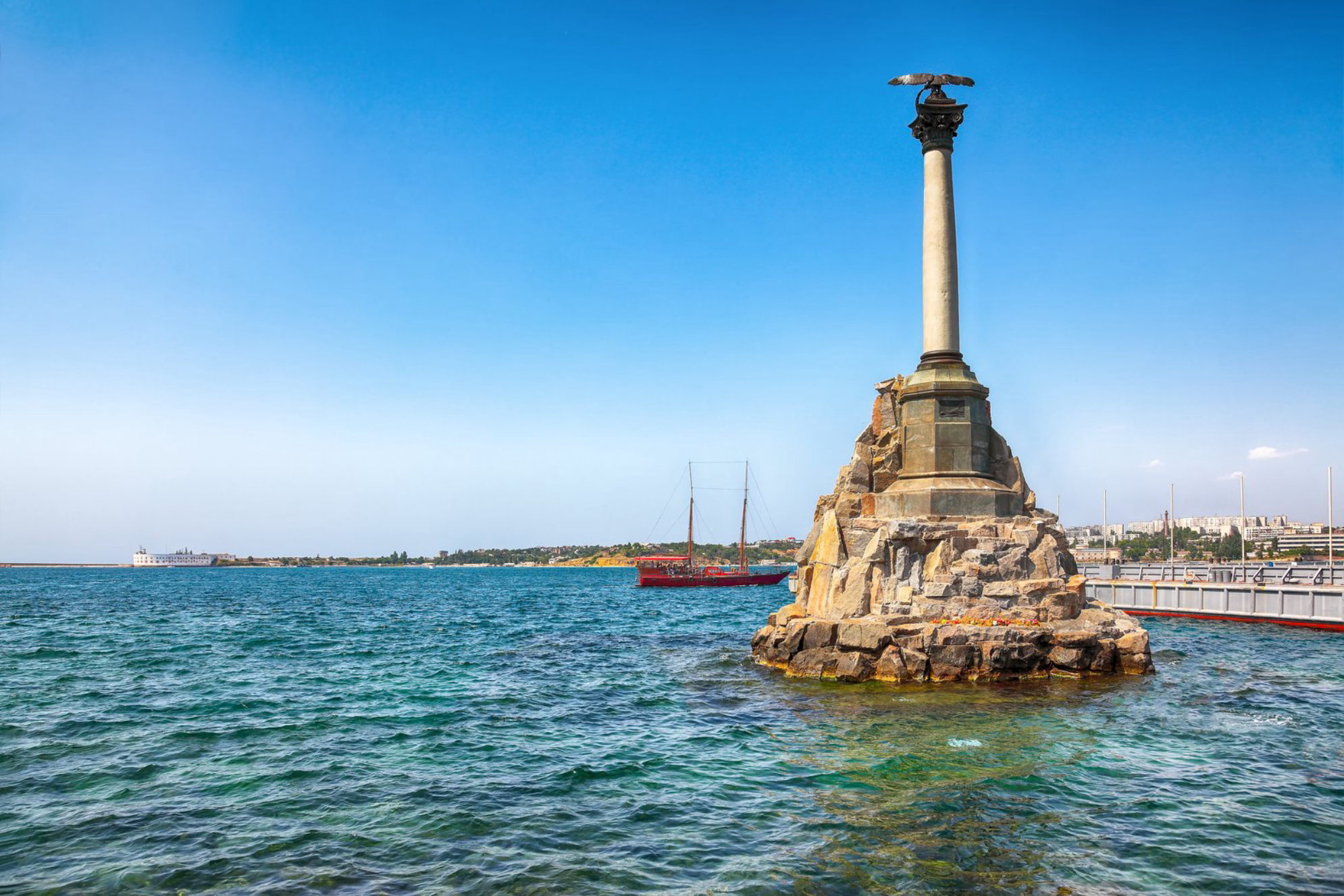 Знаменитый памятник затонувшим кораблям в Севастопольской бухте elements.envato.com